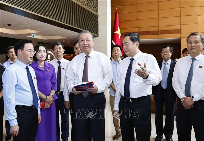 Tổng Bí thư Tô Lâm dự tham quan gian trưng bày Quốc hội số tại Hội nghị. Ảnh: Doãn Tấn/TTXVN