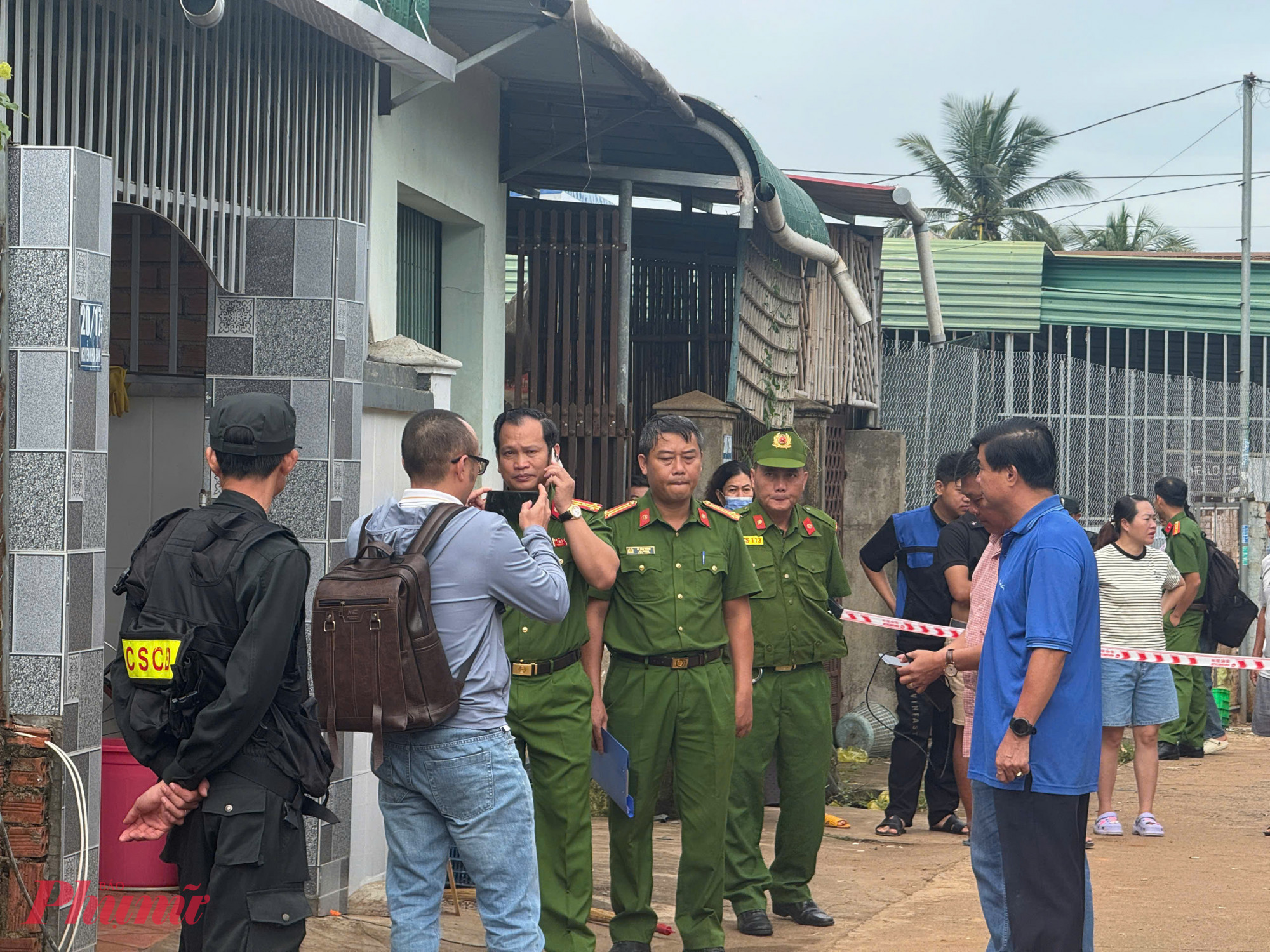 Ông Nguyễn Thiên Văn, Phó Chủ tịch UBND tỉnh Đắk Lắk (bìa phải) có mặt tại hiện trường