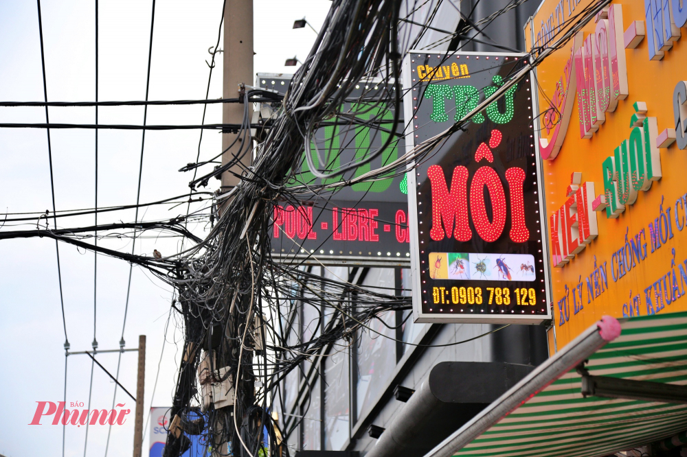 Chị Hồng, chủ một tiệm ăn phường Phú Nhuận, cũng chia sẻ: “Mưa xuống là lo, vì dây điện ngoằn ngoèo, chỗ nào cũng dán băng keo tạm bợ. Mùa này vừa sợ nước dột vừa sợ chập điện cháy nổ”.