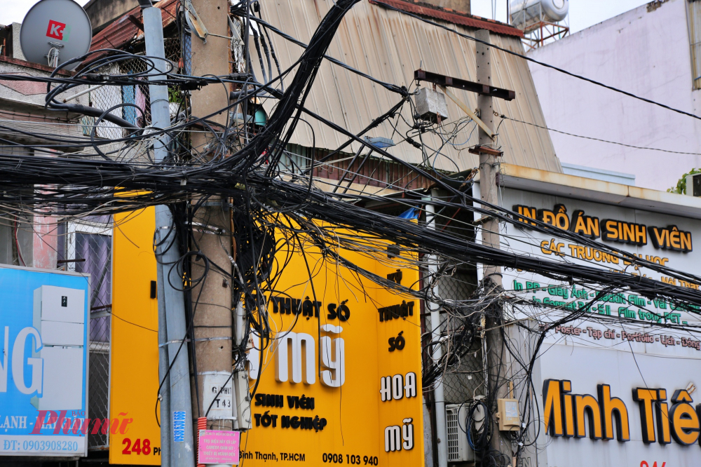 Nhiều trụ điện tại trước 