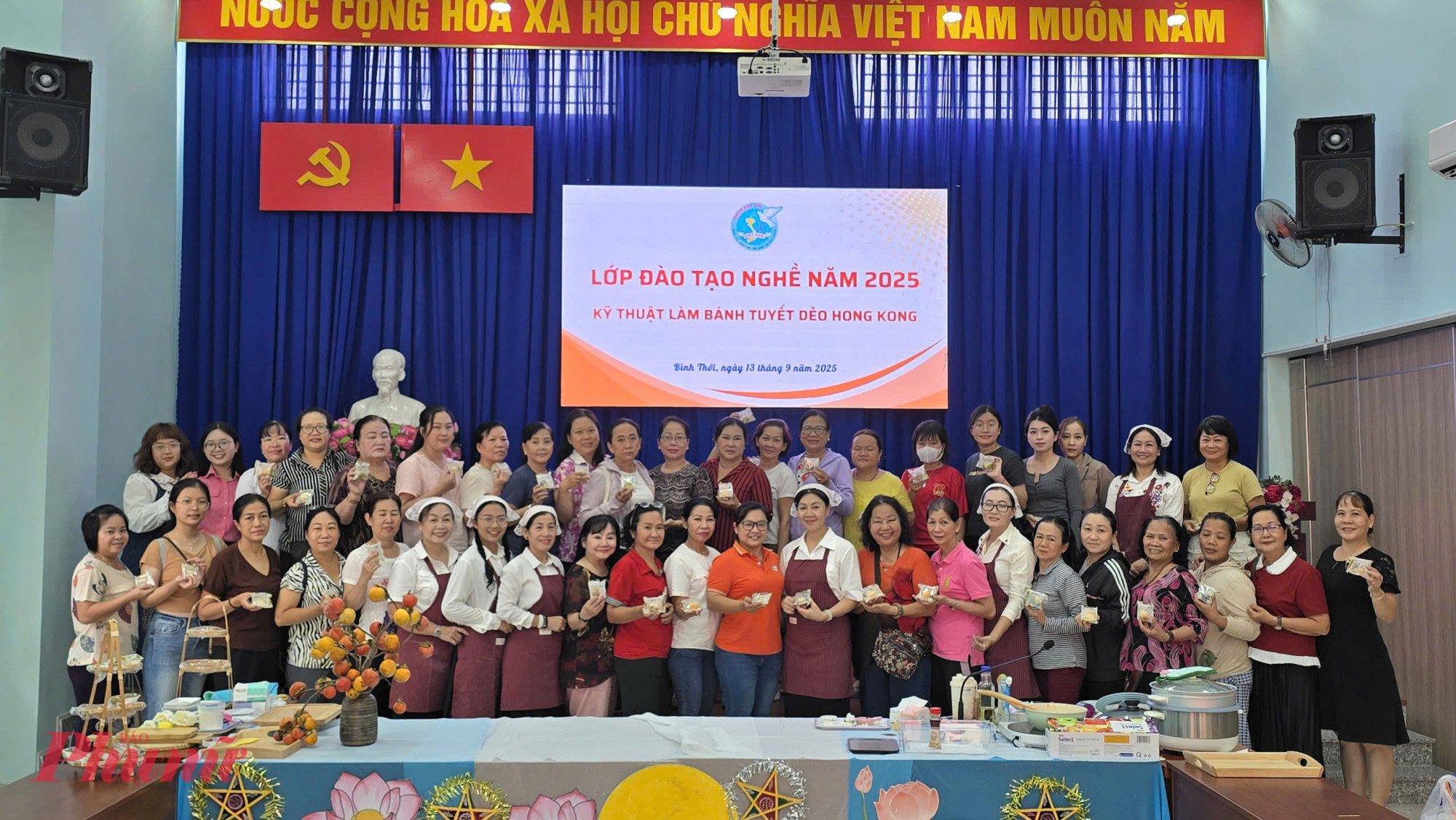 Hội LHPN, giáo viên hướng dẫn cùng các học viên chụp hình lưu niệm sau khi kết thúc khóa học