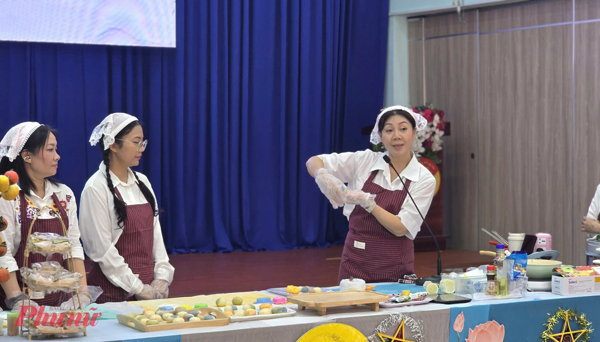 Bà Phan Bích Lê hướng dẫn các bước làm bánh