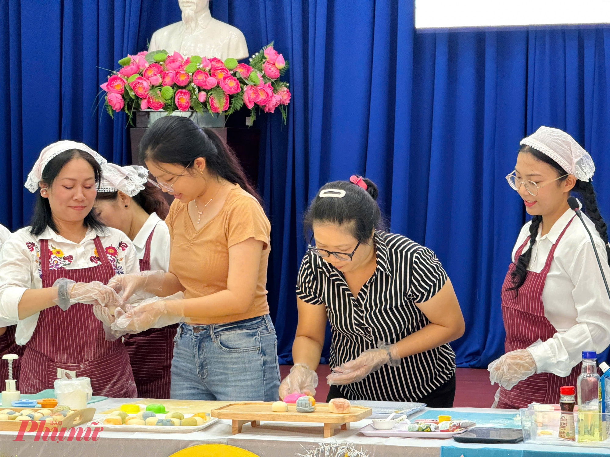 Chị em tham gia thực hành tạo hình bánh 