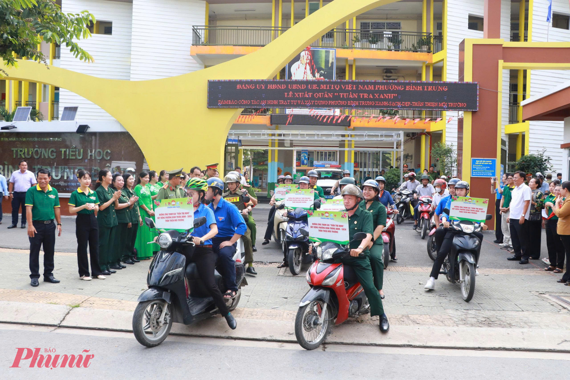 Trong ngày 13/9, MTTQ và các tổ chức chính trị - xã hội phường cùng đồng hành với lực lượng “Tuần tra xanh” đảm bảo an ninh trật tự tại các tuyến đường, tuyến hẻm trên địa bàn - Ảnh: Mẫn Nhi