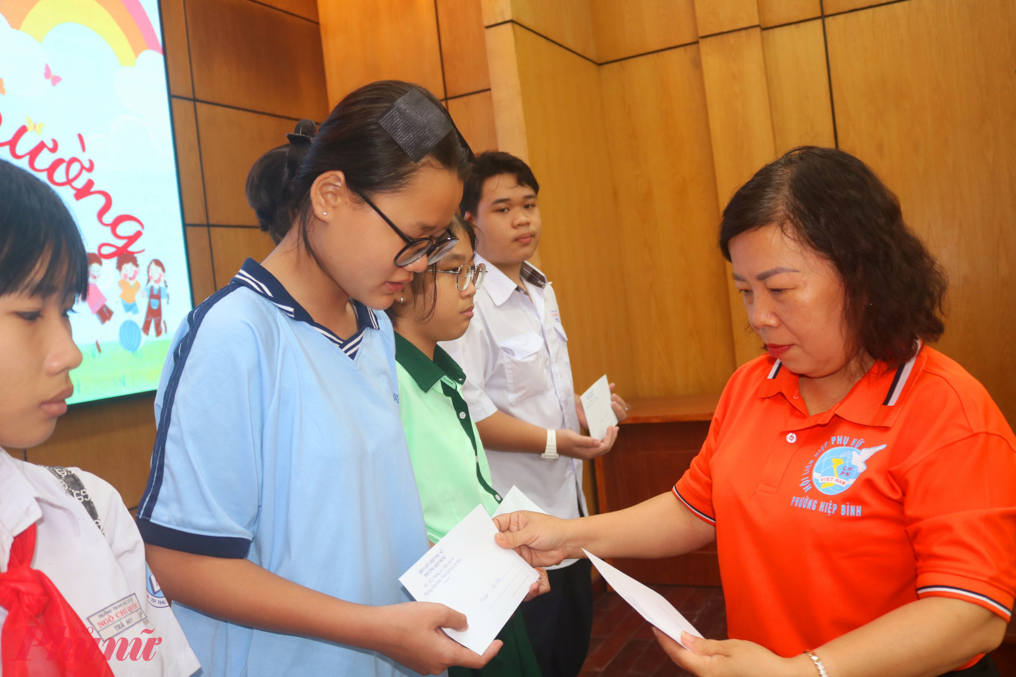 Bà Nguyễn Hoàng Trúc Loan – Phó chủ tịch Ủy ban MTTQ, Chủ tịch Hội LHPN phường Hiệp Bình – trao quà đến các em học sinh trong chương trình “Tiếp sức đến trường” - Ảnh: Mẫn Nhi