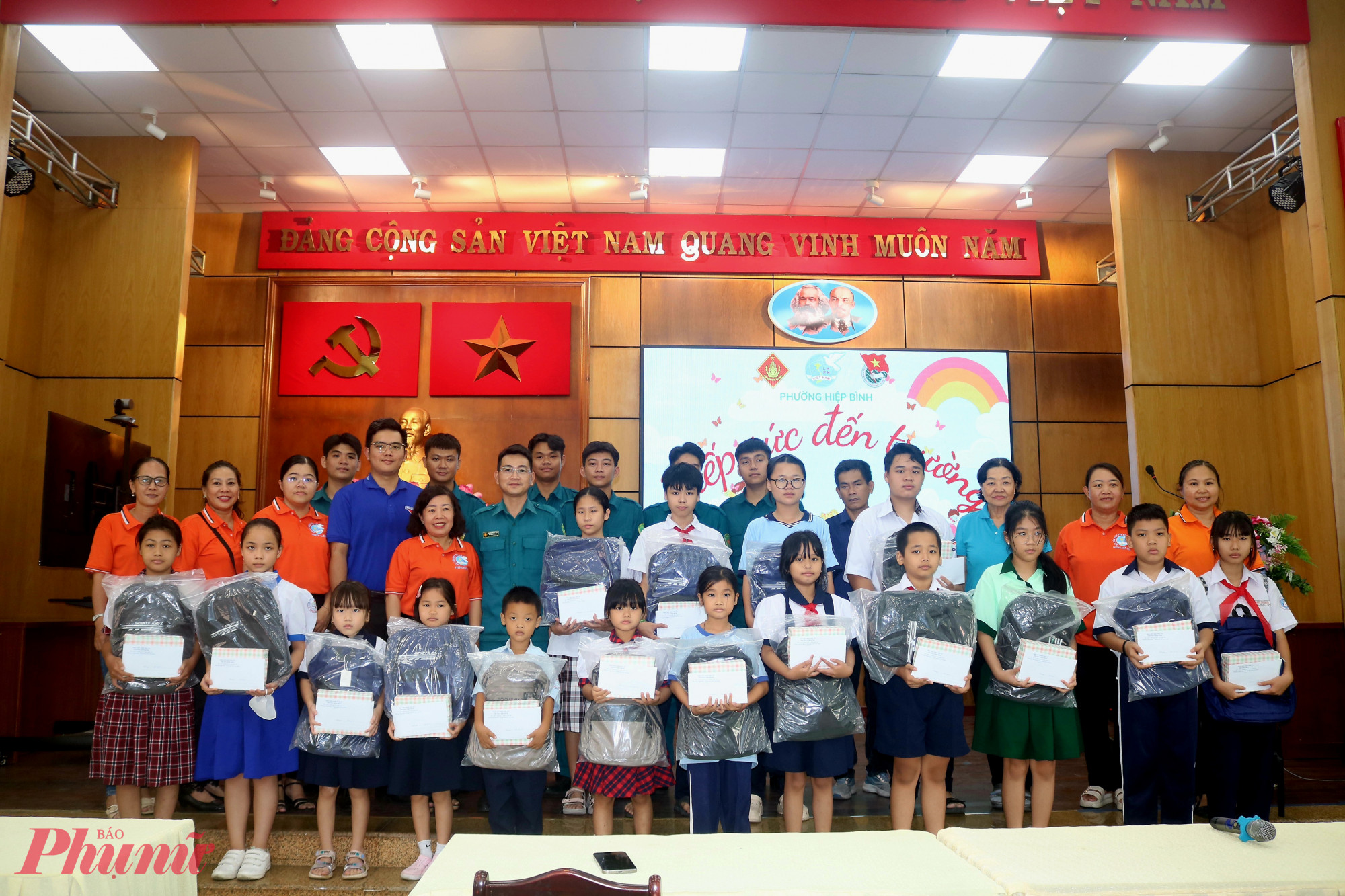 Ban tổ chức trao những phần quà thiết thực tiếp sức các em học sinh vững bước đến trường - Ảnh: Mẫn Nhi