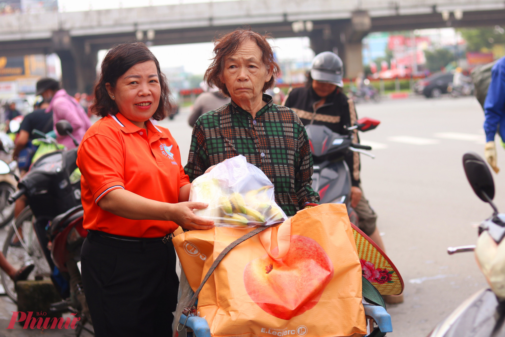 Bà Nguyễn Hoàng Trúc Loan – Phó chủ tịch Ủy ban MTTQ, Chủ tịch Hội LHPN phường Hiệp Bình – trao quà đến bà Hoàng Thị Thiết - Ảnh: Mẫn Nhi