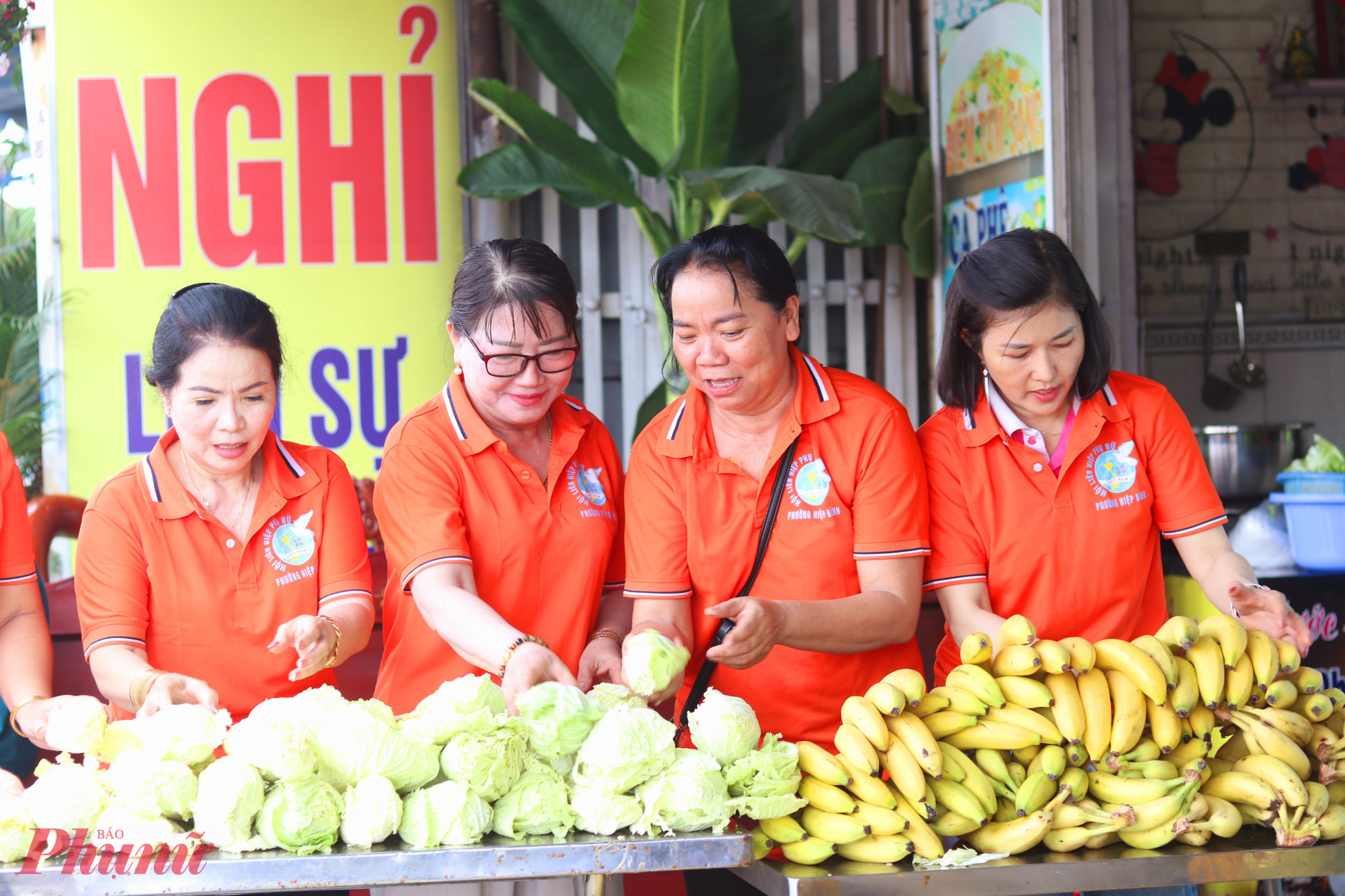 Ban tổ chức chuẩn bị rau trái tặng thêm cho bà con - Ảnh: Mẫn Nhi