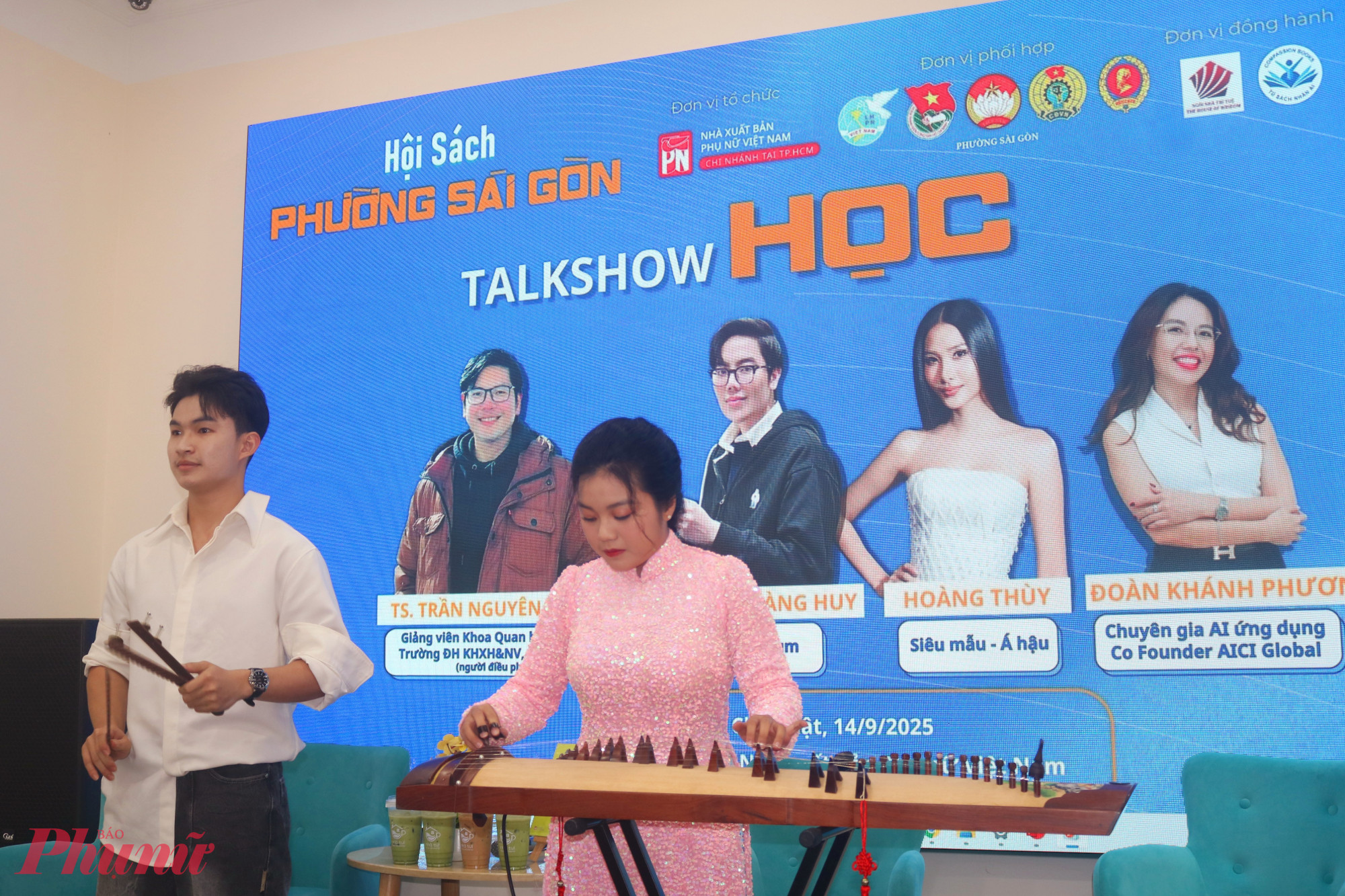 Biểu diễn với nhạc cụ dân tộc trong khuôn khổ talkshow “Học” - Ảnh: Mẫn Nhi