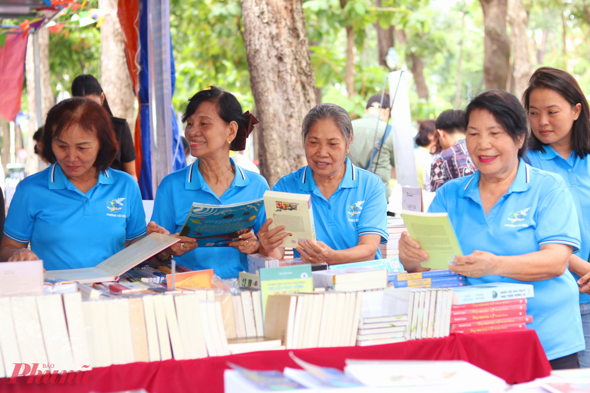 Cán bộ, hội viên phụ nữ phường Sài Gòn đến với hội sách - Ảnh: Mẫn Nhi