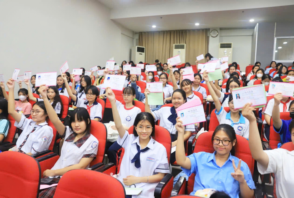 Các nữ học sinh, sinh viên khoe chứng nhận được nhận học bổng  “Nữ sinh hiếu học vượt khó” lần thứ 34 sáng 14/9 - ẢNH: PHÙNG HUY