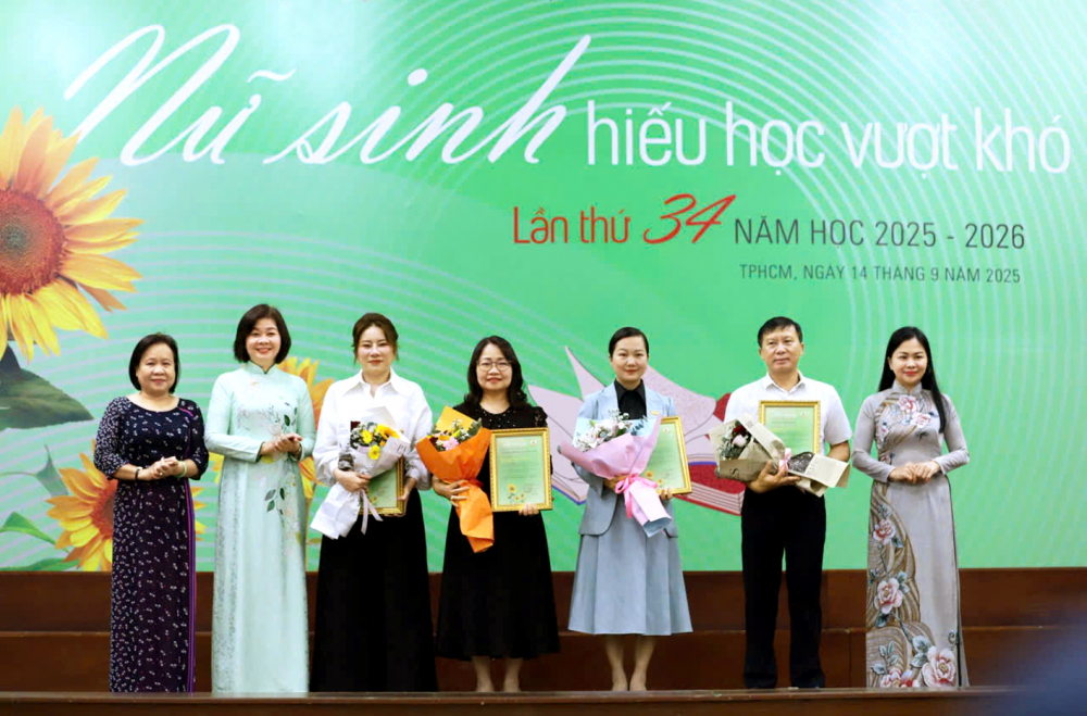 Ban biên tập Báo Phụ nữ TPHCM tặng hoa và thư cảm ơn cho đại diện các đơn vị tài trợ chương trình học bổng - ẢNH: THÀNH LÂM