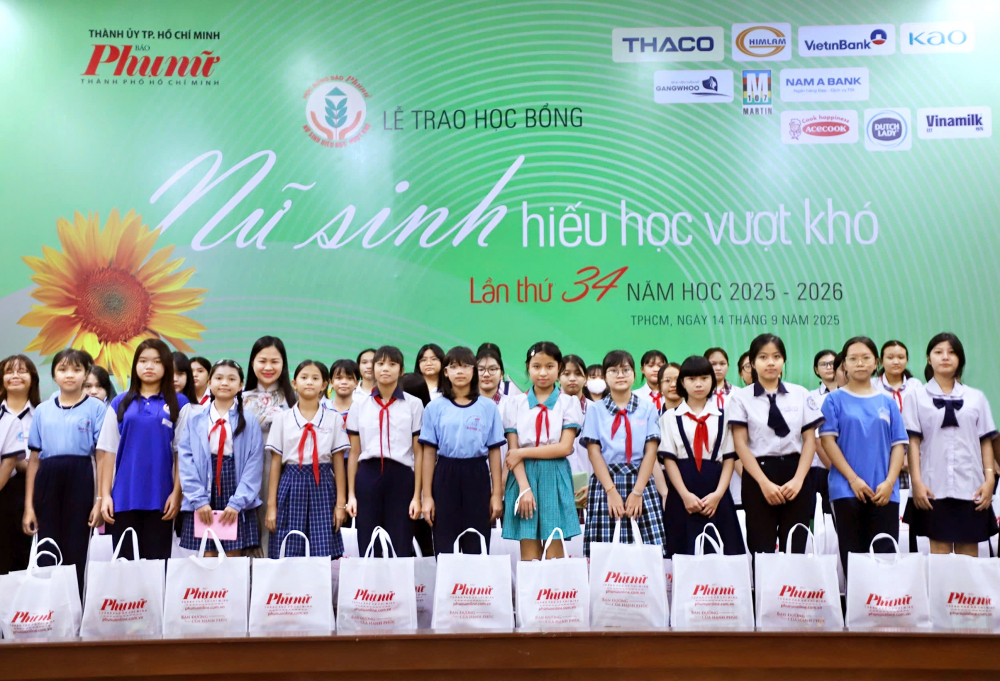 Báo Phụ nữ TPHCM trao 237 suất học bổng với tổng trị giá 594 triệu đồng cho các nữ sinh vào ngày 14/9 ẢNH: THÀNH LÂM