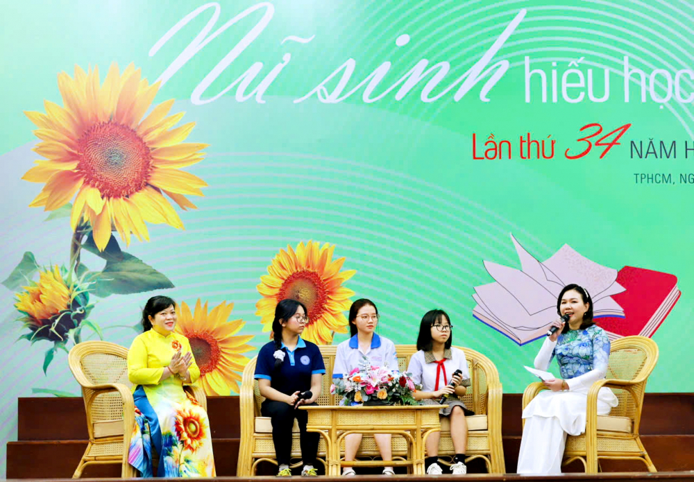 Từ trái qua: chị Nguyễn Thụy Khánh - Phó chủ tịch Hội LHPN phường Tam Bình, TPHCM; Nguyễn Mỹ Kiều Giang - sinh viên Trường đại học Khoa học xã hội và nhân văn;  Mai Ngọc Tú Trinh - học sinh lớp Mười hai, Trường THPT Bình Chiểu; Trần Mai Thanh Bình -  học sinh lớp Tám, Trường THCS-THPT Diên Hồng - giao lưu tại lễ trao học bổng - ẢNH: THÀNH LÂM