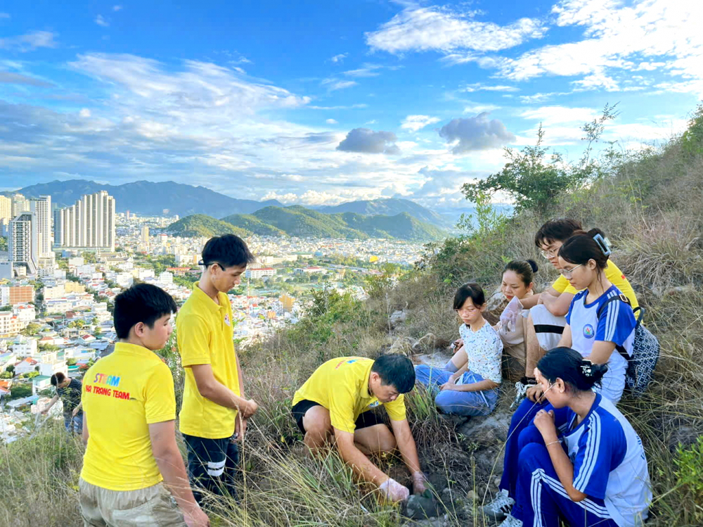 Lớp học trên non, gìn giữ màu xanh cho phố biển Lớp học không vách ngăn giúp học sinh chạm tay vào thực tế
