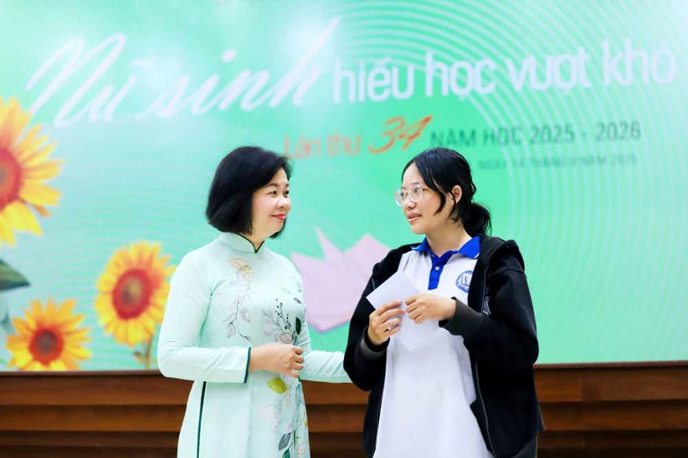 Bà Lý Việt Trung - Tổng biên tập Báo Phụ nữ TPHCM - động viên em Trần Đỗ Thanh Thanh - sinh viên Đại học Y Dược TPHCM - khi hay tin em nhận học bổng đúng ngày giỗ cha - ẢNH: THÀNH LÂM