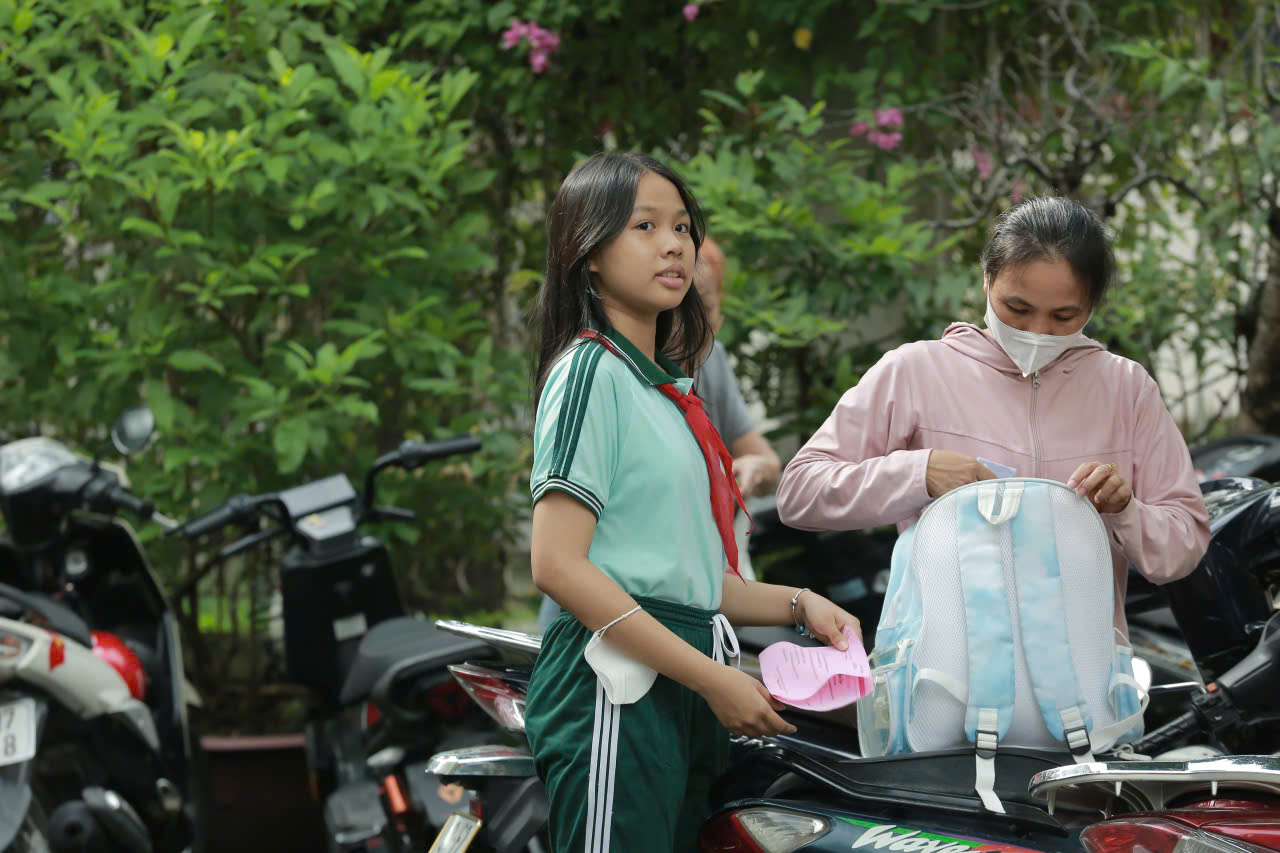 Học bổng 'Nữ sinh hiếu học vượt khó' tiếp thêm sức mạnh cho những ước mơ vươn cao Nhiều em được ba mẹ đưa đến chương trình từ rất sớm để chờ nhận học bổng của Báo Phụ nữ TPHCM