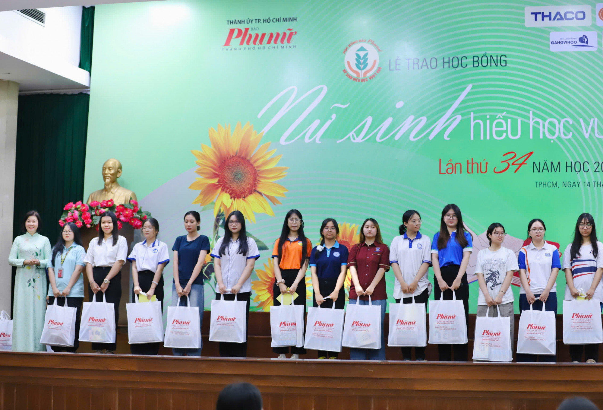 Học bổng 'Nữ sinh hiếu học vượt khó' tiếp thêm sức mạnh cho những ước mơ vươn cao Bà Lý Việt Trung - Tổng biên tập Báo Phụ nữ TPHCM (ngoài cùng bên trái) trao học bổng cho các em
