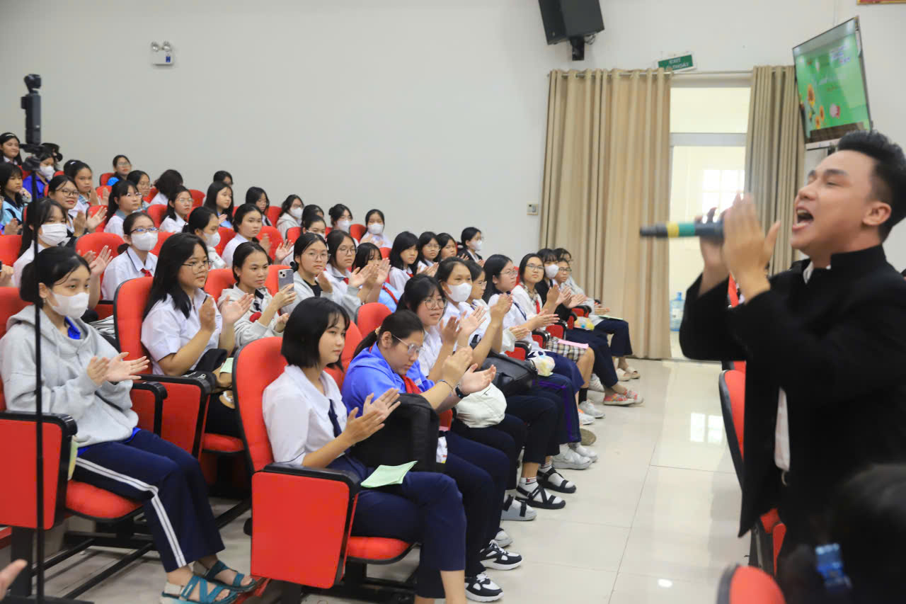 Học bổng 'Nữ sinh hiếu học vượt khó' tiếp thêm sức mạnh cho những ước mơ vươn cao Các em tham gia giao lưu cùng các ca sĩ tại chương trình