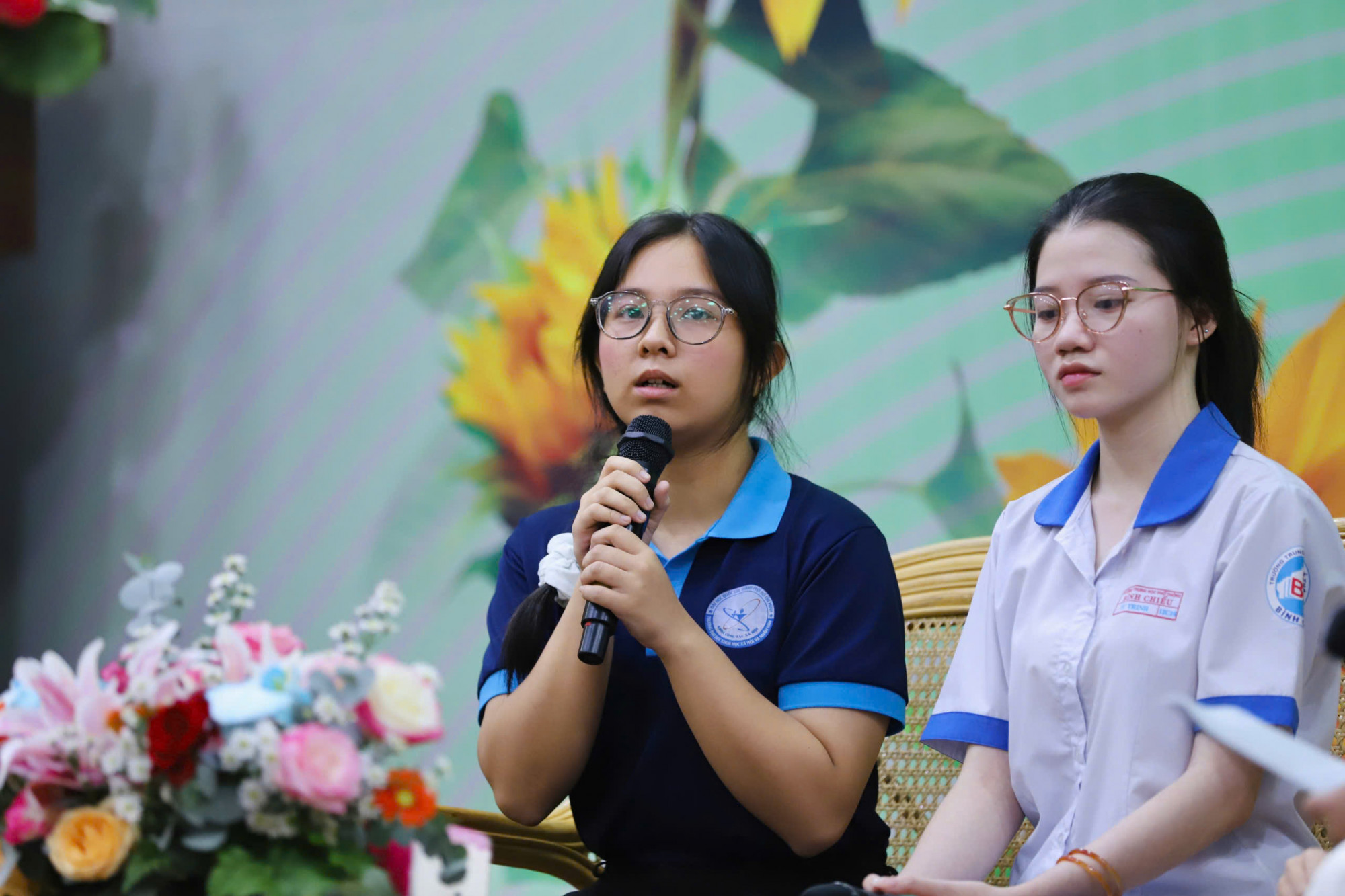 Học bổng 'Nữ sinh hiếu học vượt khó' tiếp thêm sức mạnh cho những ước mơ vươn cao Các em tham gia giao lưu tại chương trình