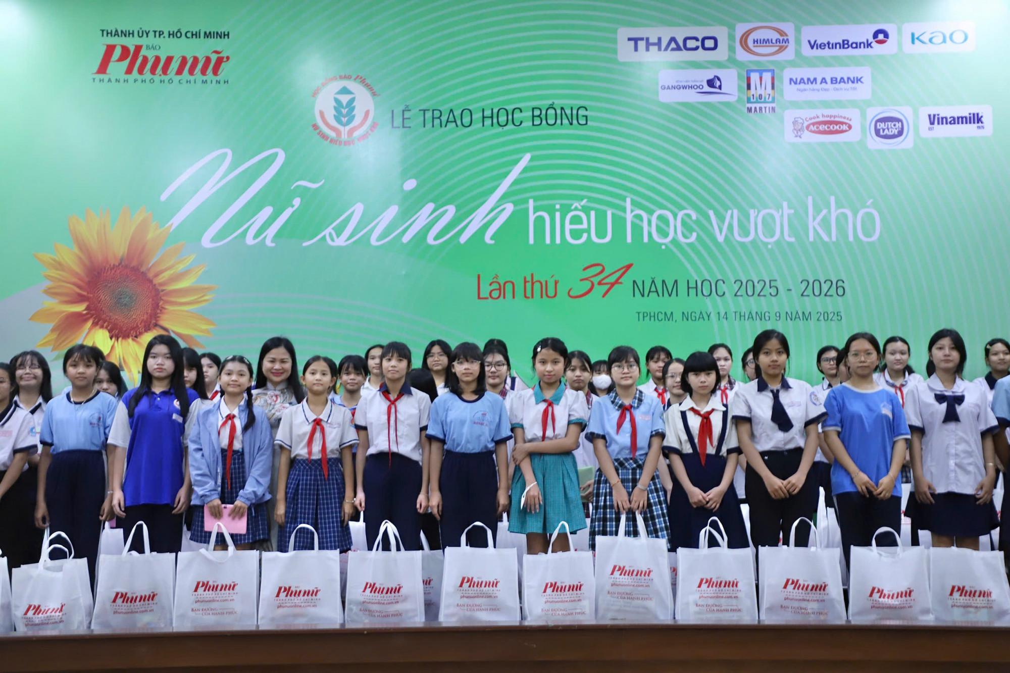 Học bổng 'Nữ sinh hiếu học vượt khó' tiếp thêm sức mạnh cho những ước mơ vươn cao Các em nhận học bổng tại chương trình