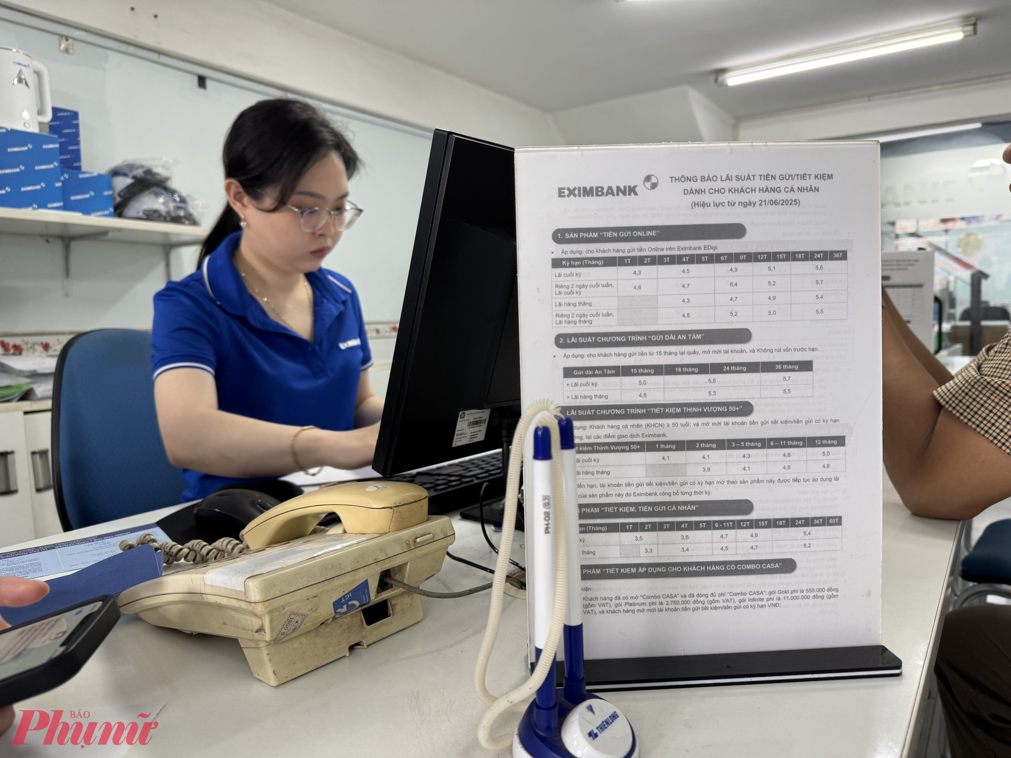 Nhiều ngân hàng tăng lãi suất tiền gửi thông qua các sản phẩm riêng hoặc khách gửi kênh online - Ảnh: Thanh Hoa