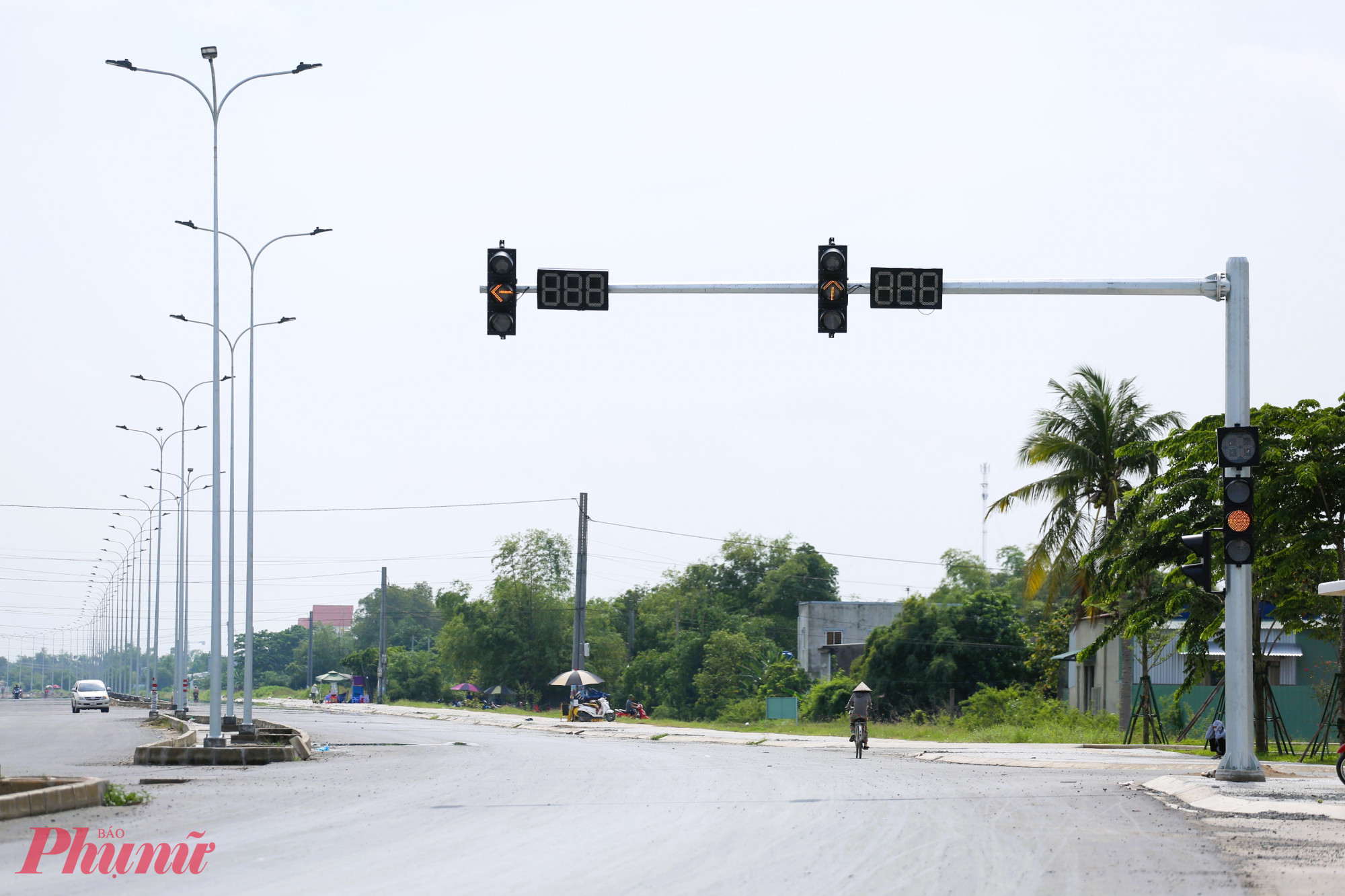 Hệ thống đèn tín hiệu và biển báo giao thông đã được lắp đặt trên phần lớn tuyến đường.