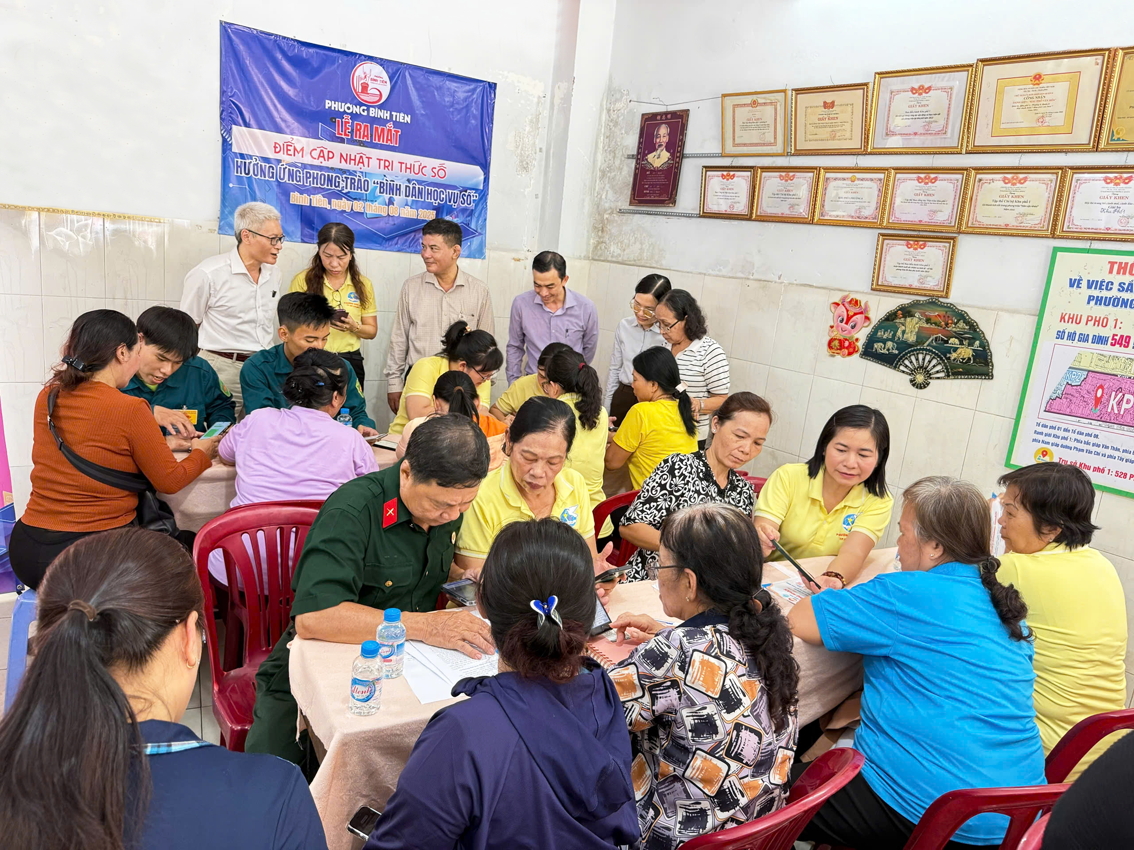 Tổ tình nguyện cập nhật tri thức số hướng dẫn người dân cài đặt các ứng dụng