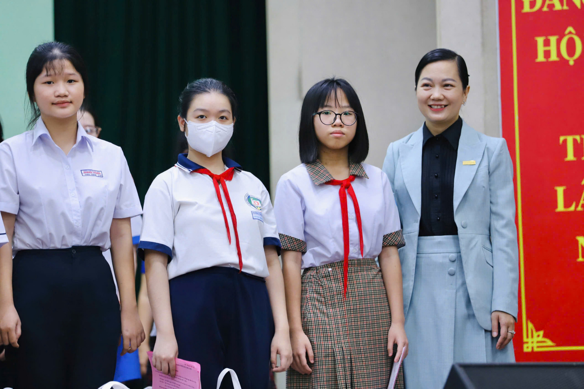 Học bổng 'Nữ sinh hiếu học vượt khó' tiếp thêm sức mạnh cho những ước mơ vươn cao Đại diện các nhà tài trợ trao học bổng cho các em học sinh