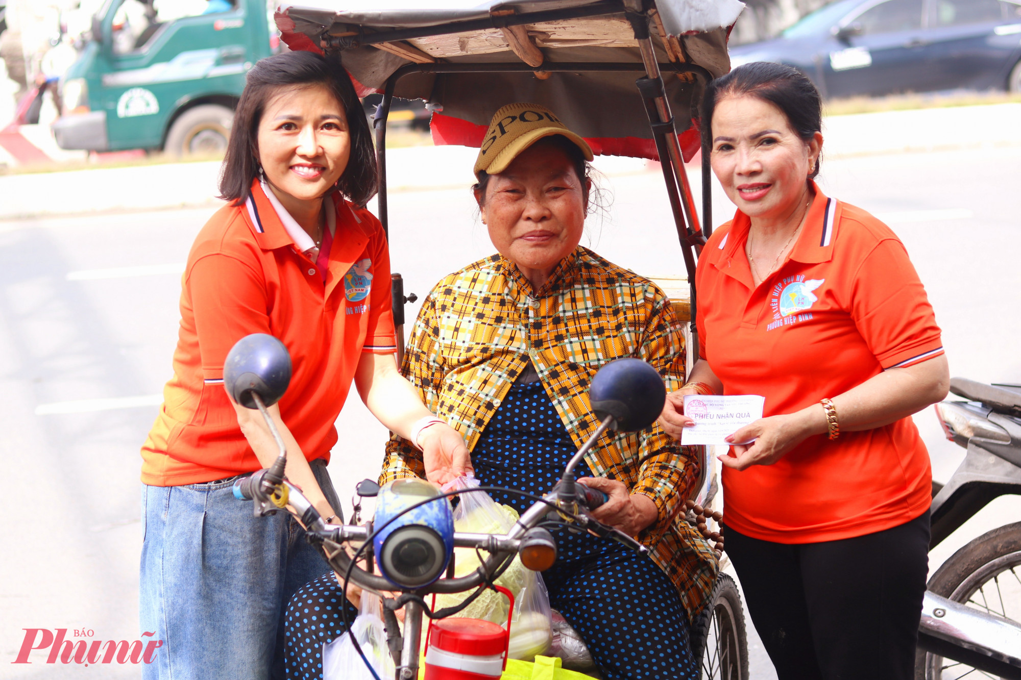 Gương mặt rạng rỡ của cả người trao và người nhận quà “San sẻ yêu thương” - Ảnh: Mẫn Nhi