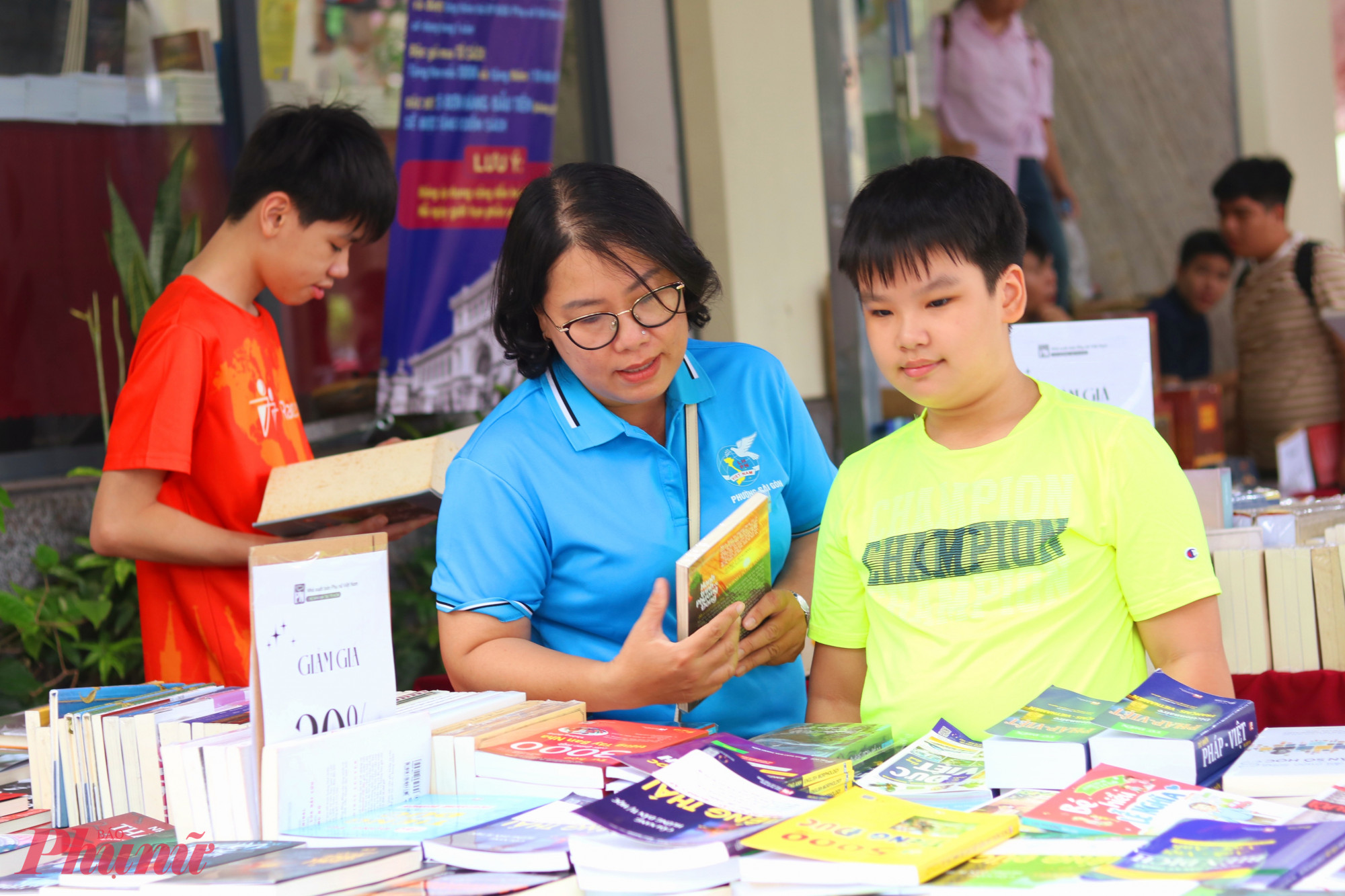 Chị Mai Hương đến hội sách cùng các con - Ảnh: Mẫn Nhi