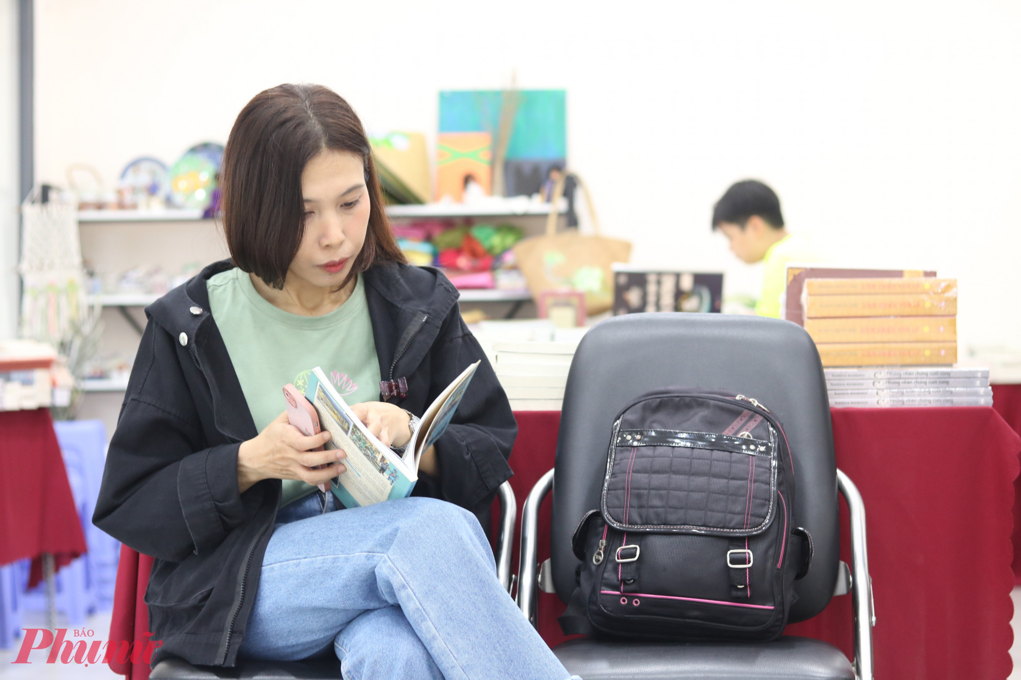 Rất nhiều bạn trẻ dành ngày cuối tuần 14/9 để tìm và đọc sách tại hội sách phường Sài Gòn - Ảnh: Mẫn Nhi