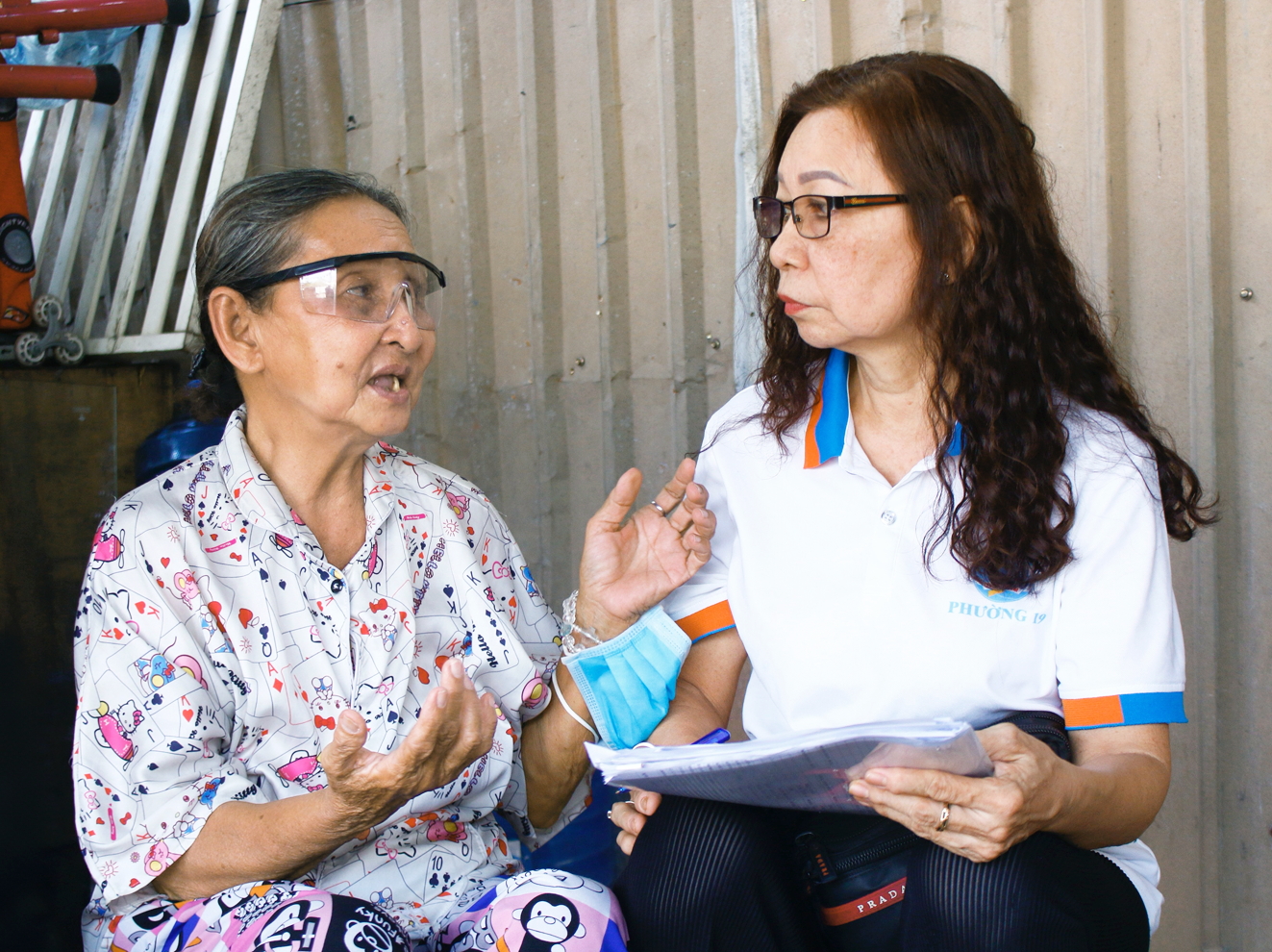 Chị Nguyễn Thị Thu Trang (bìa phải) đến nhà thăm hỏi sức khỏe bà Thạch Thị Lý sau ca mổ mắt