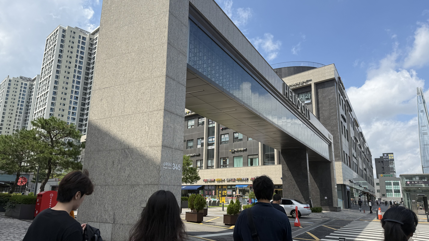 Những người tham gia nhóm imjang đi ngang qua một khu chung cư ở quận Songpa, phía nam Seoul, vào ngày 6/9 - Ảnh: WOO JI-WON