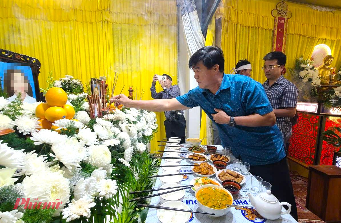 ông Nguyễn Thiên Văn, Phó Chủ tịch UBND tỉnh Đắk Lắk cùng đoàn công tác đã đến thăm viếng, chia buồn với gia đình các nạn nhân