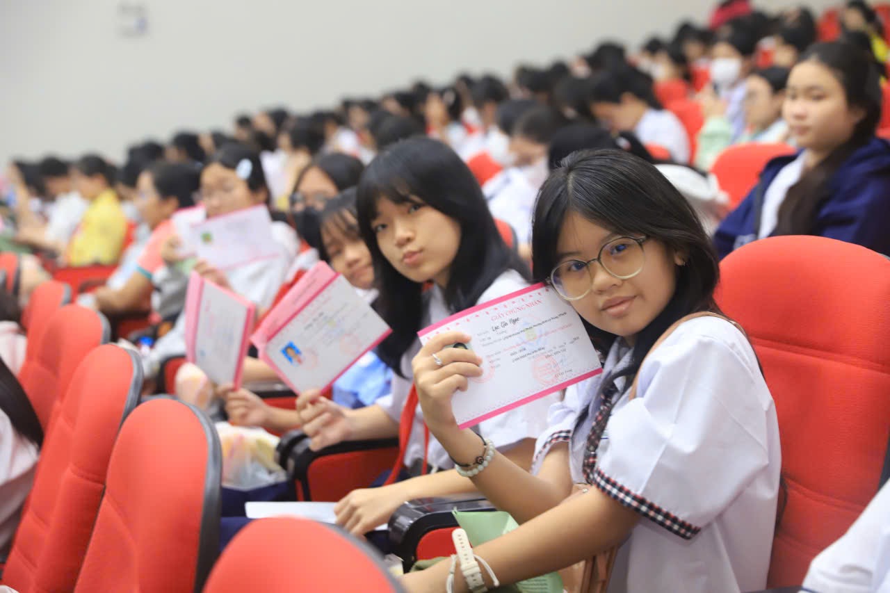 Các em nữ sinh tại buổi lễ trao học bổng