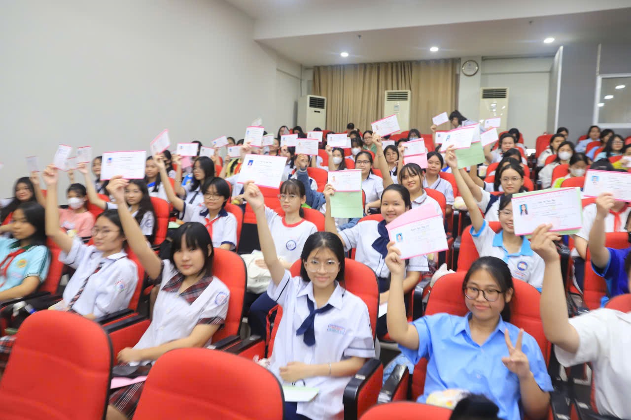 Nụ cười rạng rỡ của các em chờ nhận học bồng của Báo Phụ nữ TPHCM