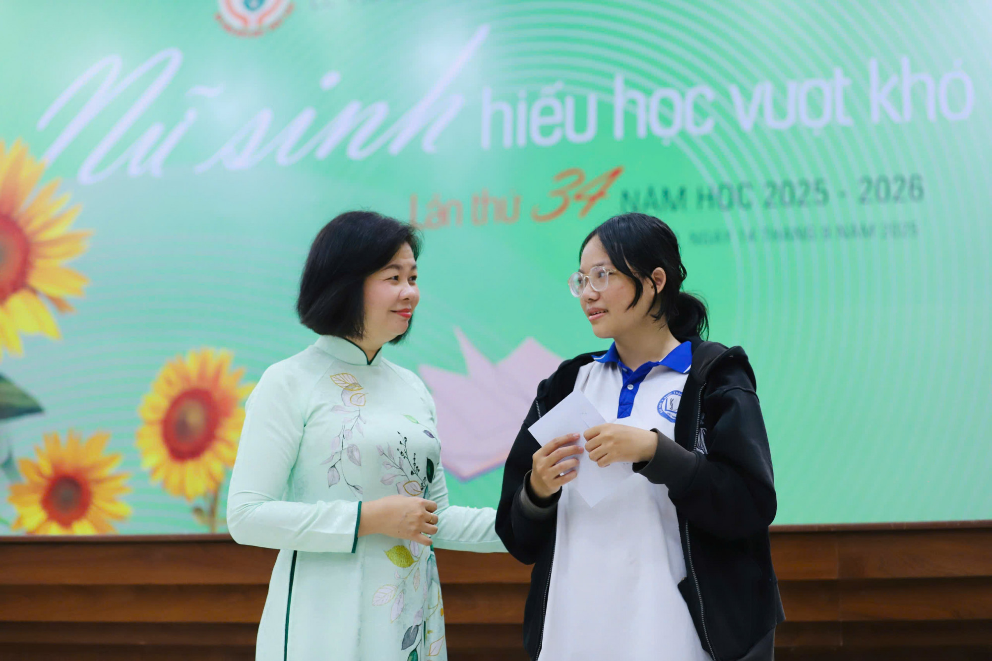 Học bổng 'Nữ sinh hiếu học vượt khó' tiếp thêm sức mạnh cho những ước mơ vươn cao Bà Lý Việt Trung - Tổng Biên tập Báo Phụ nữ TPHCM chia sẻ, động viên tới nữ sinh viên Trần Đỗ Thanh Thanh, Trường đại học Y dược TPHCM. Thanh nhận học bổng đúng vào ngày mất của cha nên không khỏi xúc động. Thanh cho biết sẽ đưa phần quà về để chia sẻ niềm vui với ba trong ngày hôm nay. Ảnh: Thành Lâm