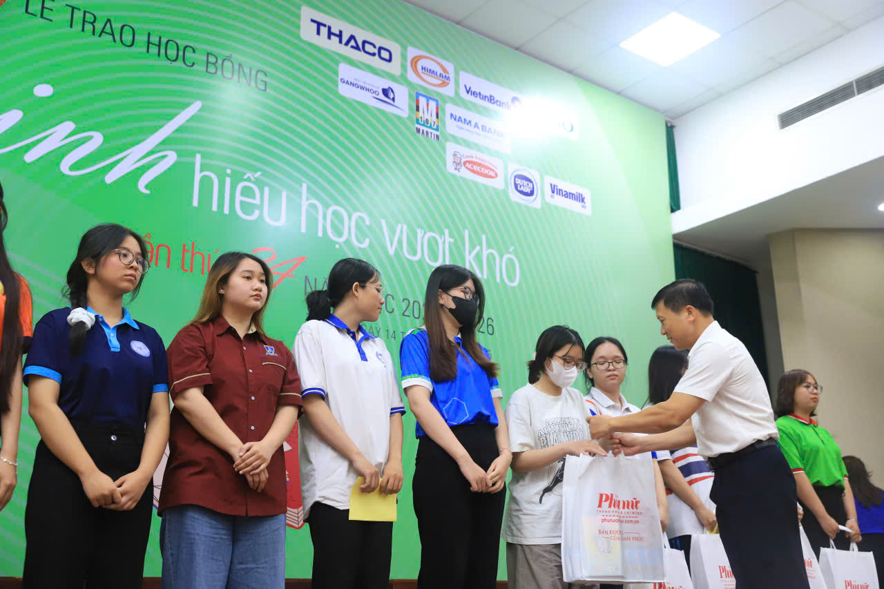 Học bổng 'Nữ sinh hiếu học vượt khó' tiếp thêm sức mạnh cho những ước mơ vươn cao Ông Phan Châu Thảo - Phó tổng giám đốc Công ty TNHH Kao Việt Nam trao quà cho các nữ sinh - Ảnh: Phùng Huy