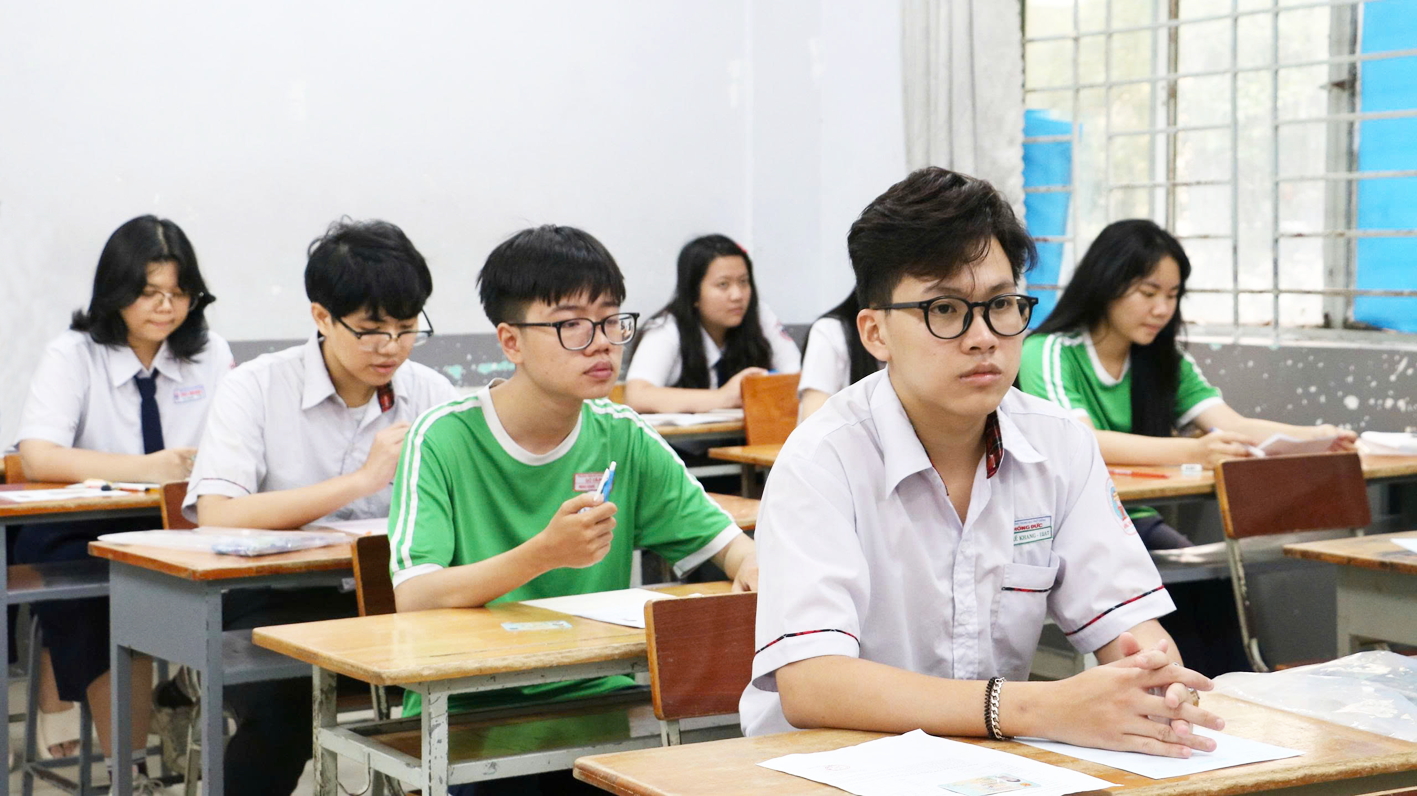 Tuyển sinh đại học năm 2025: Nhiều sự cố xảy ra, đâu là giải pháp cho năm tới? Thí sinh tại TPHCM tham gia kỳ thi tốt nghiệp THPT 2025 để lấy điểm xét vào đại học - ẢNH: TRANG THƯ
