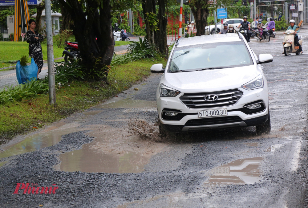 Trước thực trạng trên, đại diện Sở Xây dựng TP.HCM đã có buổi khảo sát thực tế, làm việc với UBND phường Long Bình, Phòng CSGT, Đội CSGT Cát Lái và Công ty Cổ phần Phát triển Thành phố Xanh để bàn phương án nâng cấp, sửa chữa đoạn đường