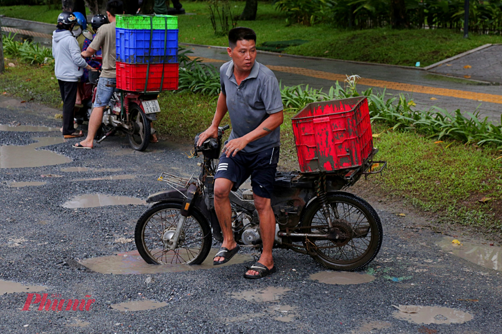 Người đàn ông chờ hàng bị sụp ổ gà trên đường Nguyễn Xiển khiến hàng hóa bị rơi xuống đường. Đường Nguyễn Xiển là tuyến đường huyết mạch kết nối đại đô thị Vinhomes Grand Park với Quốc lộ 1A và các khu công nghiệp, khu vực lân cận. Tuyến đường này đóng vai trò chiến lược trong việc phát triển khu Đông, việc sớm triển khai sửa chữa đường Nguyễn Xiển không chỉ giải quyết triệt để tình trạng hư hỏng, ngập úng mà còn góp phần cải thiện diện mạo hạ tầng giao thông của khu vực, phục vụ nhu cầu đi lại ngày càng lớn của người dân. 