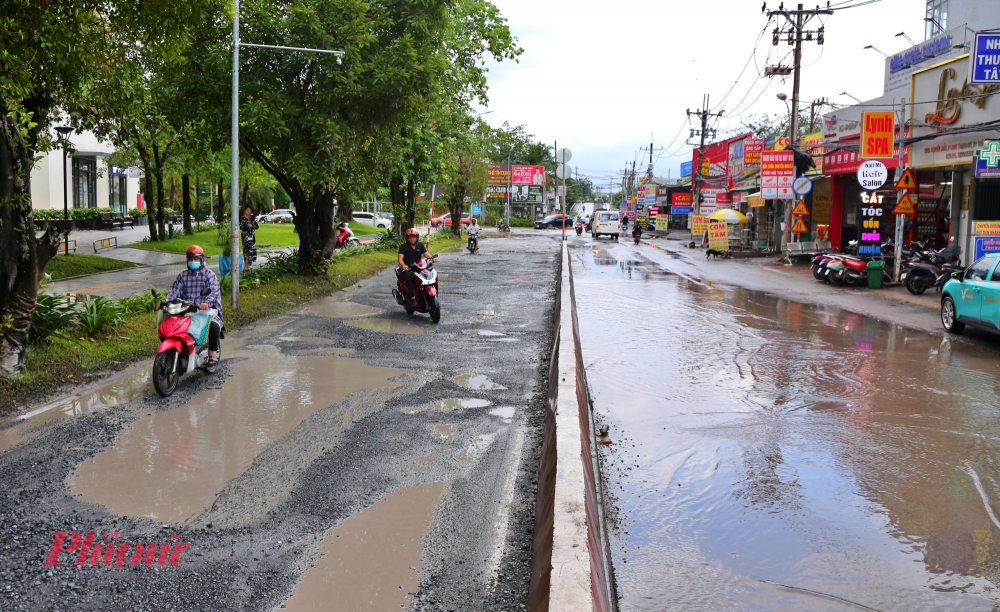 Thời gian gần đây, đường Nguyễn Xiển, đoạn trước khu dân cư Vinhomes (phường Long Bình, TPHCM), đã trở thành nỗi ám ảnh đối với người dân khi lưu thông qua lại. 