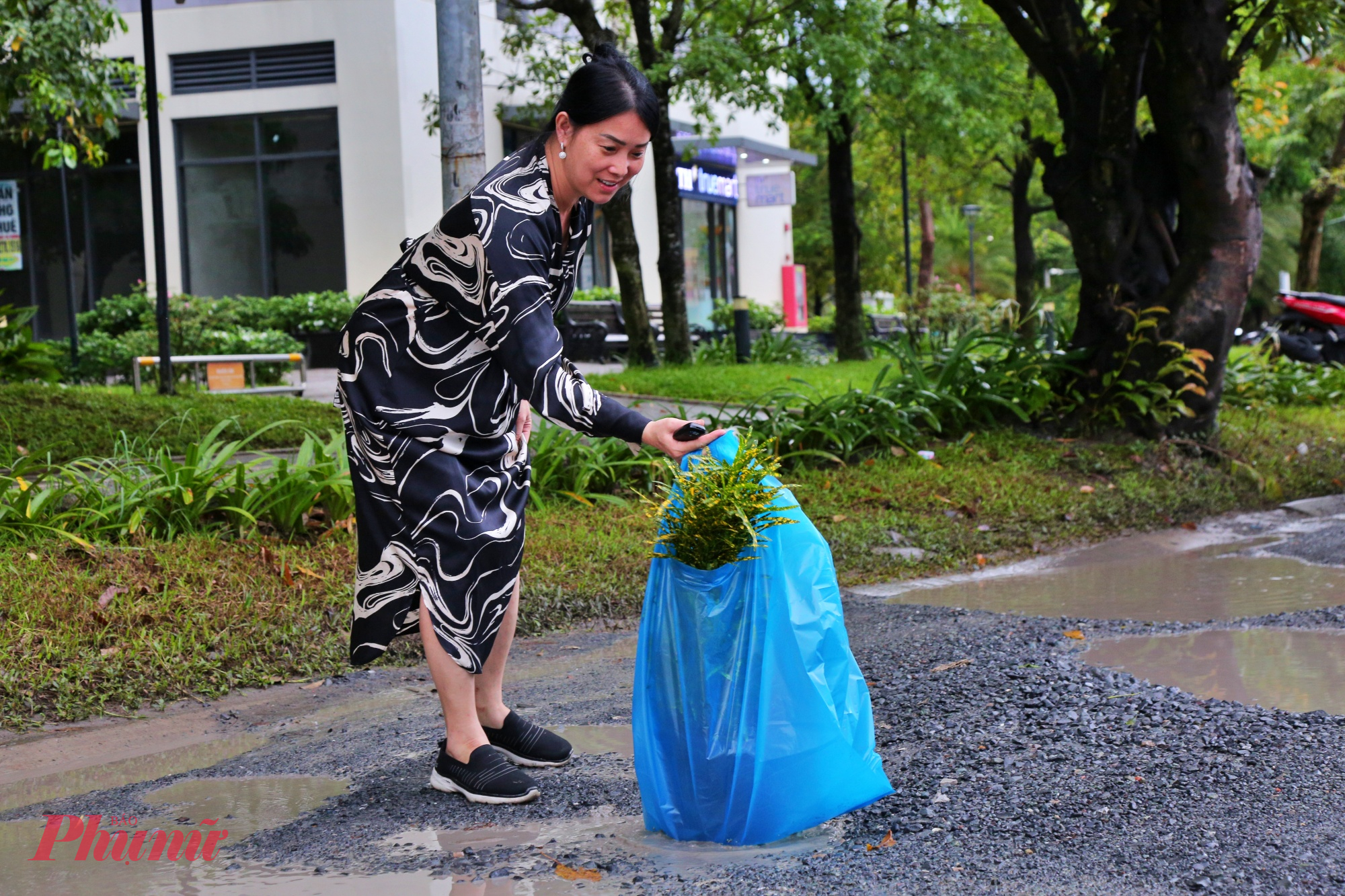 Chị Phạm Thị Hoàng Yến (cư dân Vinhomes) chia sẻ: “Tôi đã nhiều lần cảnh báo cho người đi đường để tránh những ổ voi, ổ gà trên đoạn đường này nhưng cũng không xuể. Nếu mà không cảnh báo, ban ngày người dân còn nhìn thấy và có thể né được, chứ ban đêm nguy cơ bị sụp ổ voi, ổ gà, té ngã bất cứ lúc nào. Bây giờ để tạm thời vậy thôi chứ vẫn rất cần cơ quan chức năng vào cuộc để xây dựng, sửa chữa đoạn đường này chứ nguy hiểm lắm. Mỗi lần đi qua đường này tôi sợ lắm, mọi người ở đây đều có tâm trạng như tôi.”