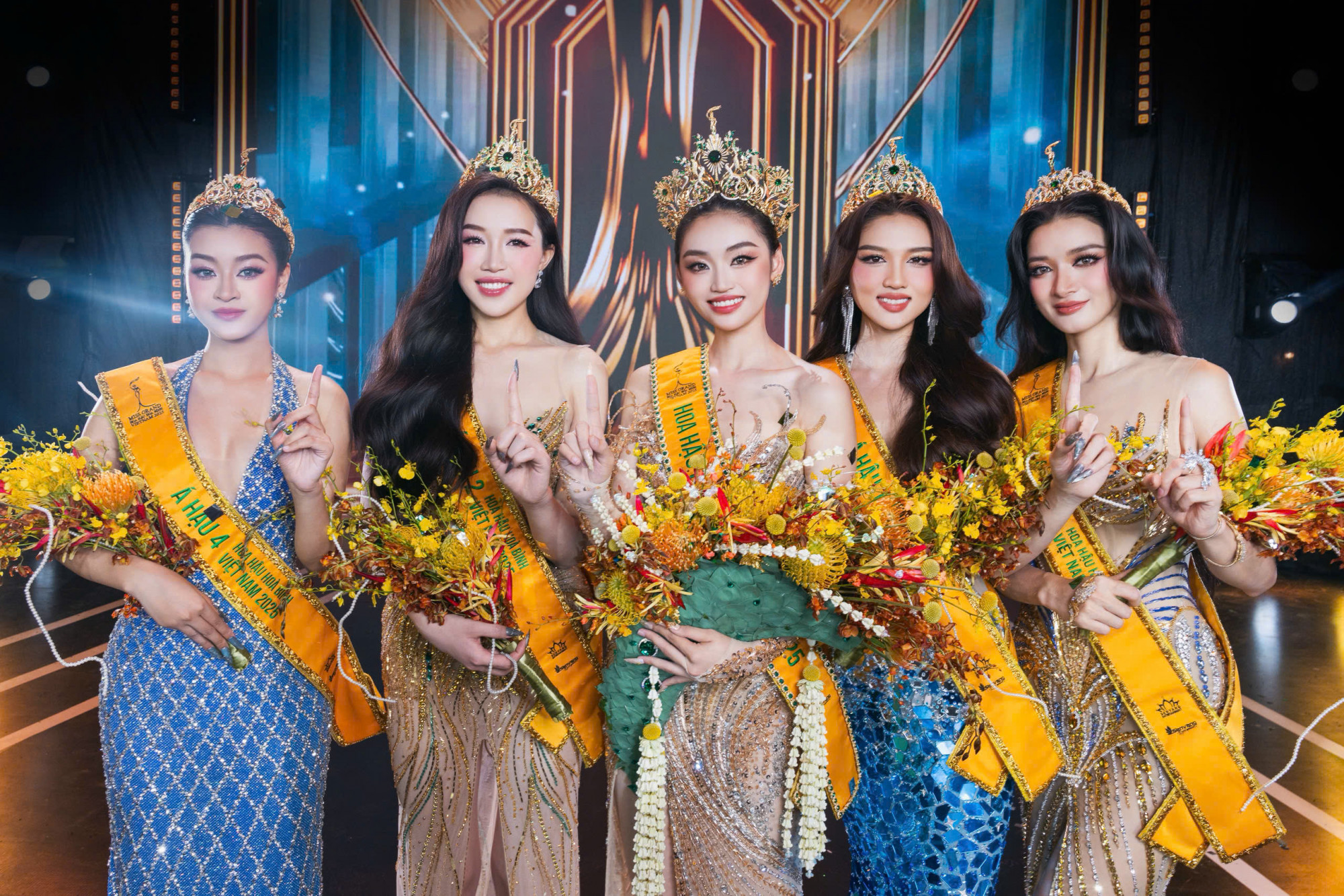 Từ trái qua: Phương Anh, Thu Trà, Yến Nhi, Thu Ngân và Y Quyên