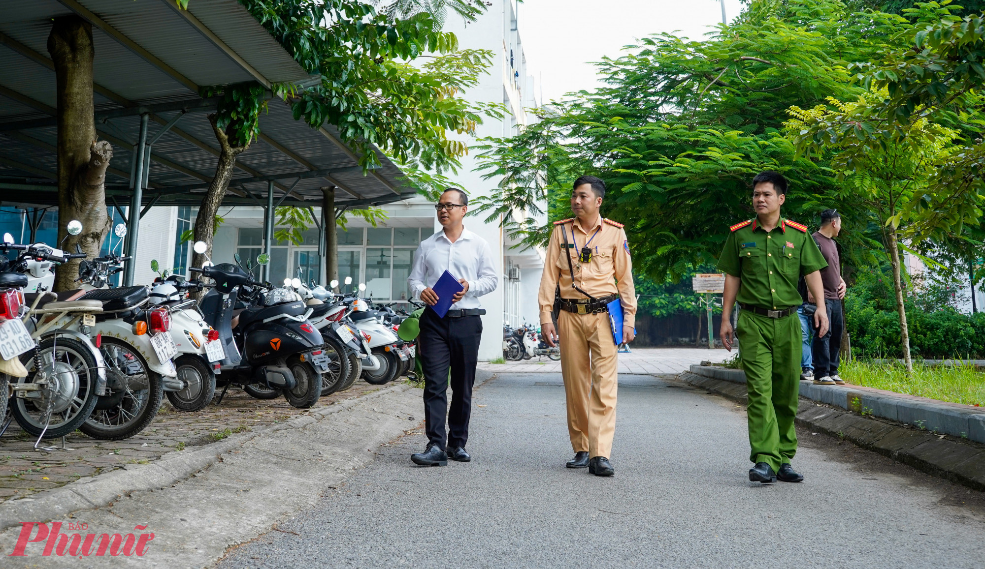 Cảnh sát vào tận trường học, kiểm tra, rà soát phương tiện vi phạm tại bãi xe của trường THPT Chuyên Sơn Tây. 