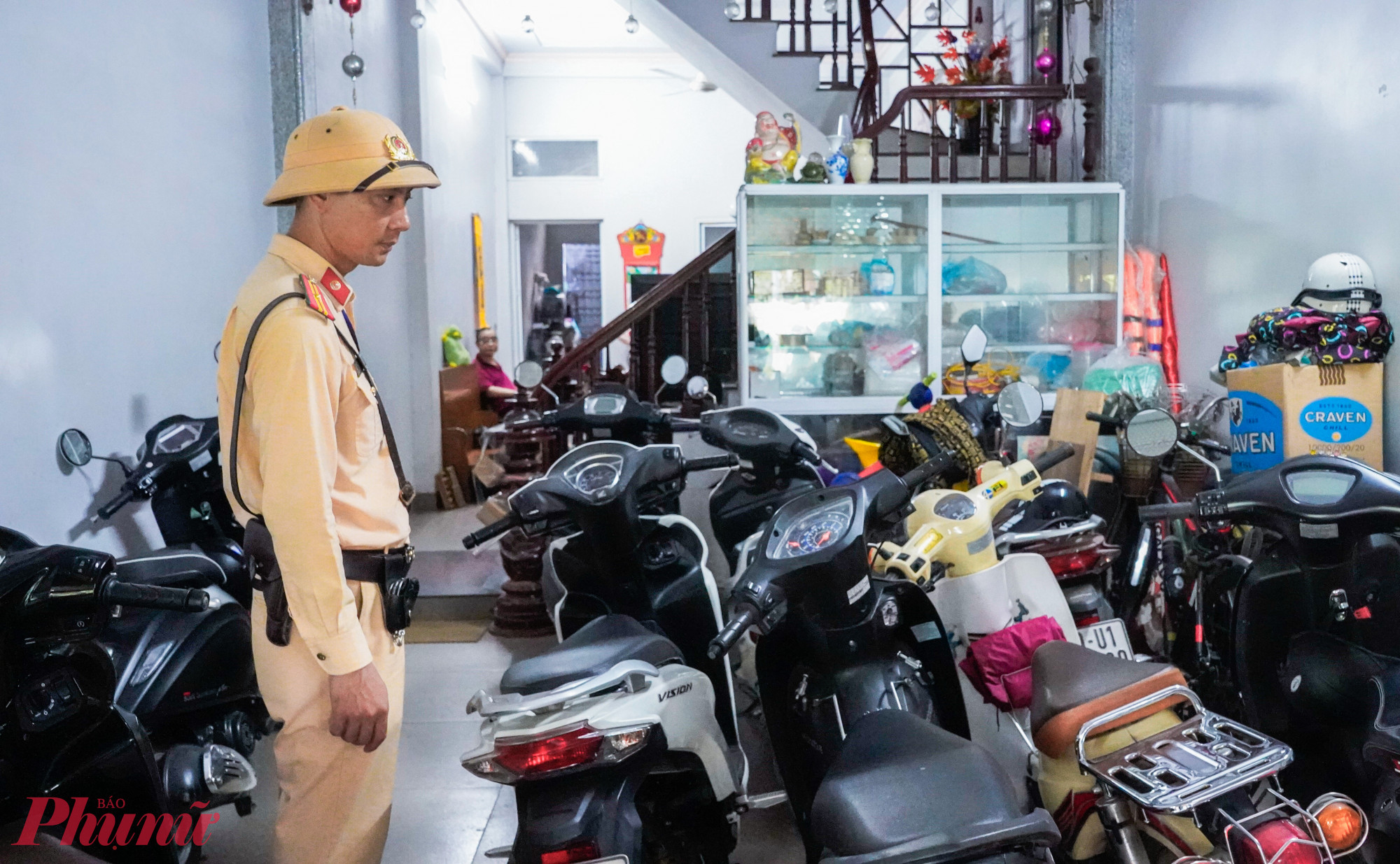 Sau khi ghi nhận đầy đủ hình ảnh, tổ công tác đã công khai có mặt và kiểm tra hai nhà dân.