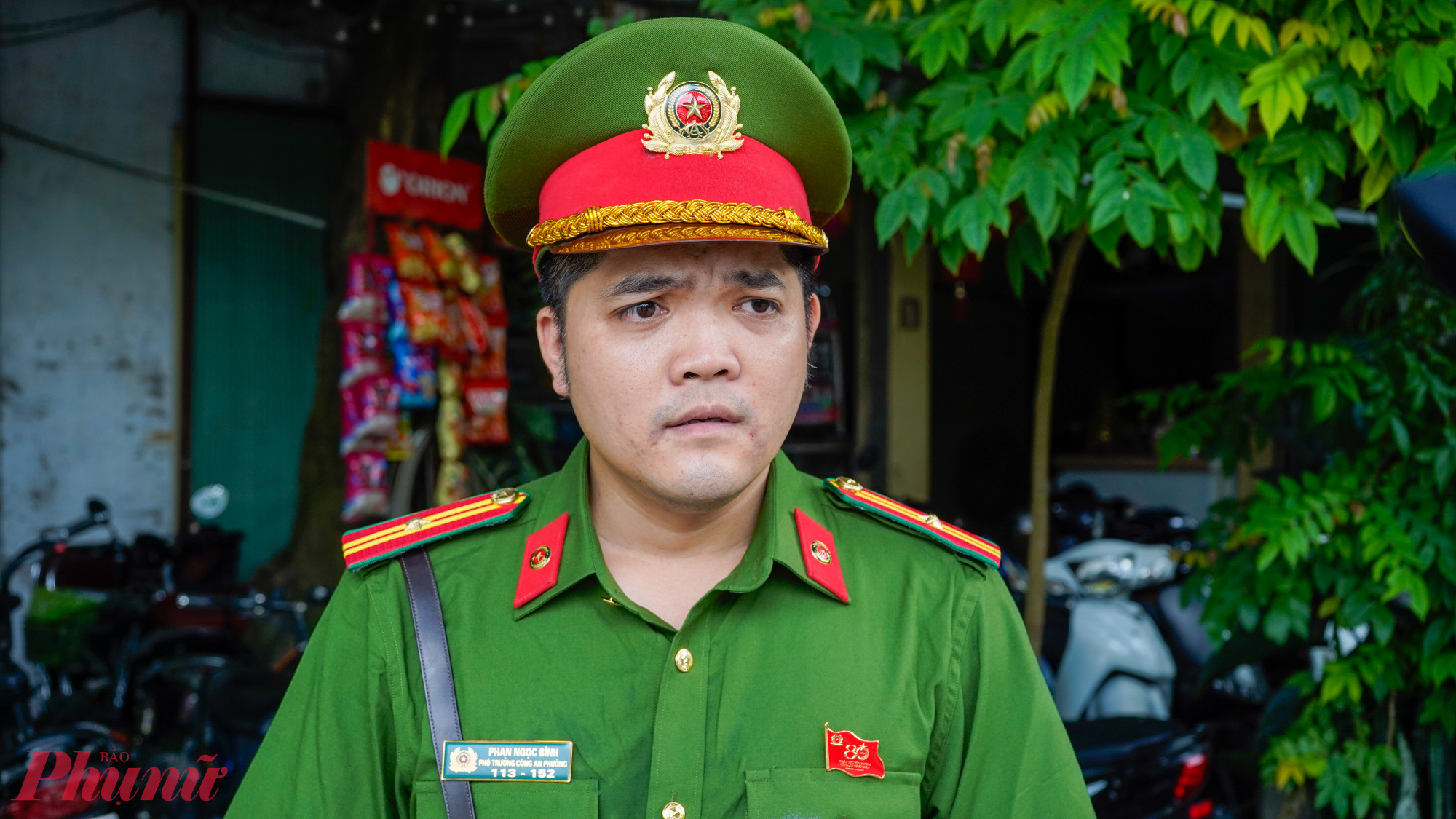 Thiếu tá Nguyễn Ngọc Bình, cán bộ Tổ trật tự Công an phường Sơn Tây, cho biết: Công an phường sẽ tiếp tục rà soát các điểm trông giữ xe trái phép xung quanh các trường học. Chúng tôi sẽ xử lý dứt điểm các trường hợp cố tình vi phạm, không chỉ dừng lại ở việc lập biên bản mà còn yêu cầu tháo dỡ các biển hiệu, biển quảng cáo, thậm chí là đình chỉ hoạt động nếu tái phạm. Việc này không chỉ nhằm đảm bảo trật tự công cộng mà còn góp phần ngăn chặn tình trạng học sinh sử dụng phương tiện không đúng quy định.