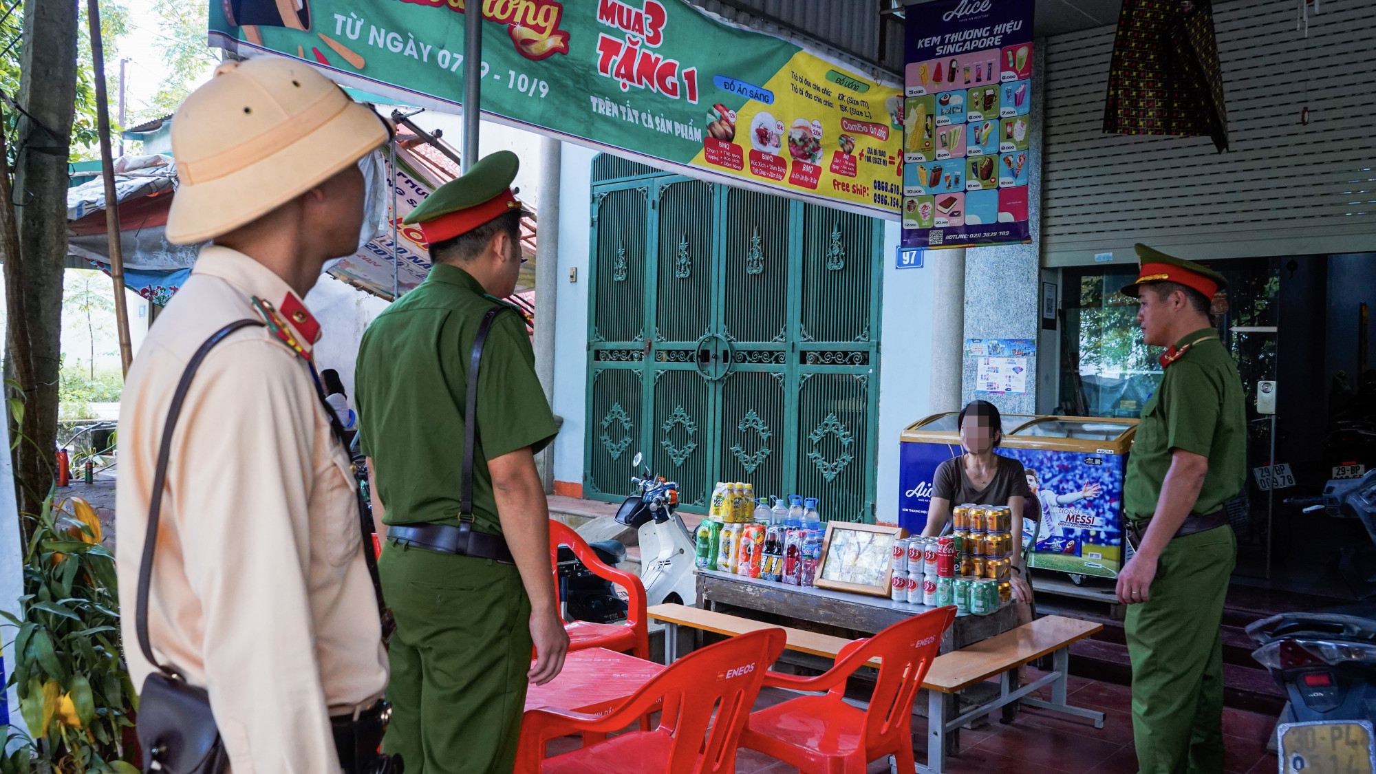 Theo kế hoạch, một tổ cảnh sát hóa trang của Đội CSGT đường bộ số 9 đã tiến hành ghi hình tại khu vực đường Đền Và, phường Sơn Tây. Lực lượng chức năng đã phát hiện một số trường hợp thanh thiếu niên mặc đồng phục học sinh điều khiển xe máy trên 50cc vào gửi xe tại nhà dân xung quanh cổng trường học.