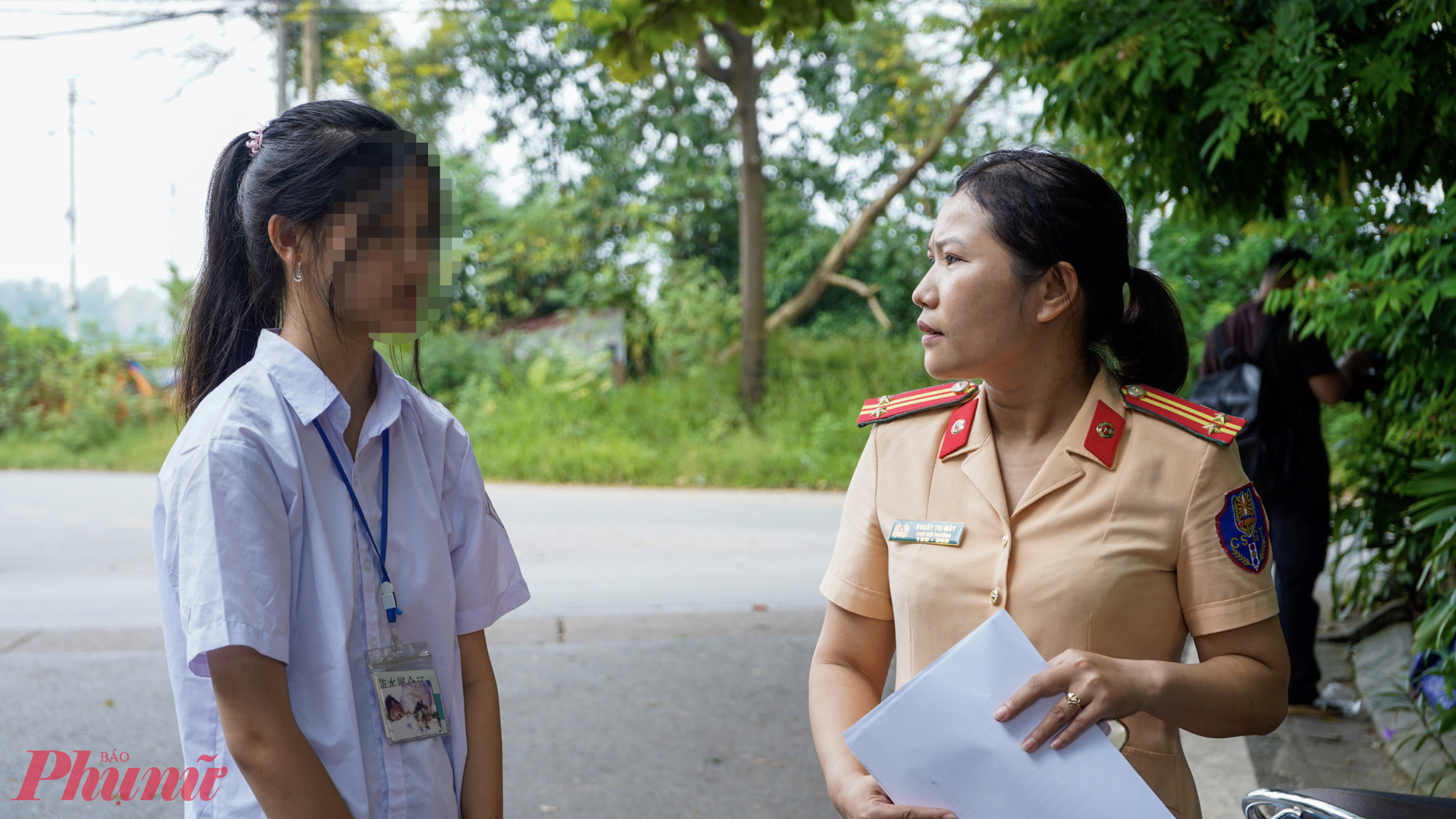 Trung tá Khuất Thị Mây, Đội phó Đội CSGT đường bộ số 9, nhấn mạnh: 'Bên cạnh sự vào cuộc của lực lượng chức năng, gia đình và nhà trường cần nâng cao vai trò giáo dục, tuyên truyền, giúp các em nhận thức rõ tầm quan trọng của việc chấp hành pháp luật, đảm bảo an toàn cho chính bản thân và cộng đồng.'